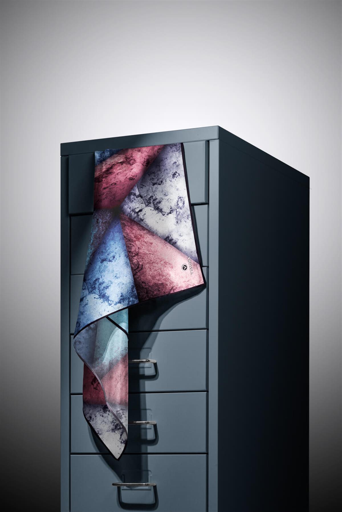 %100 Twill İpek Dokulu Ve Geometrik Desenli Gül Kurusu - İndigo Renkli 90x90 Eşarp Dikim Şekli : El Dikişi