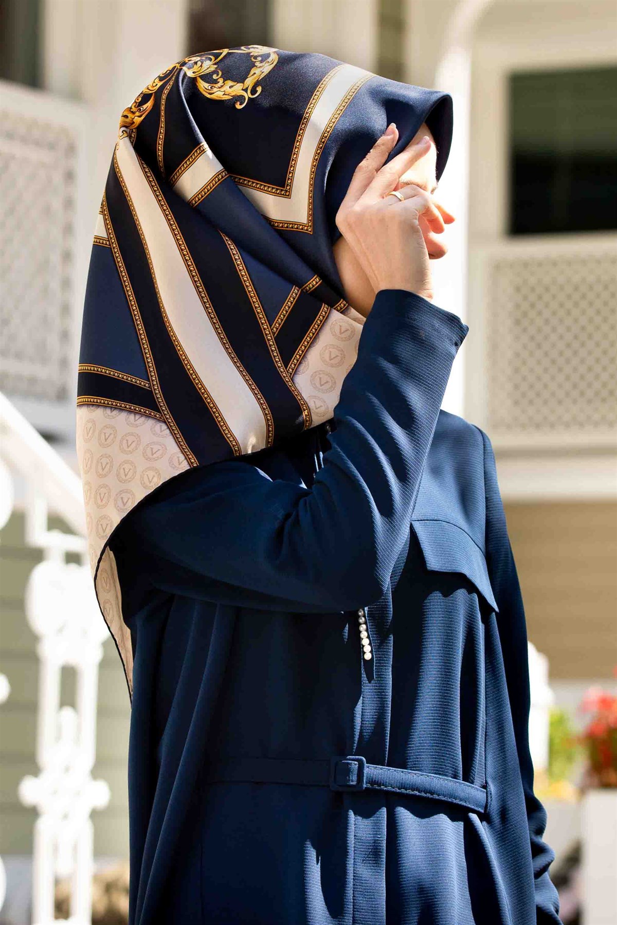 %100 Twill İpek Monogram ve Barok Desenli Lacivert - İndigo Renkli 90x90 Eşarp Dikim Şekli : El Dikişi