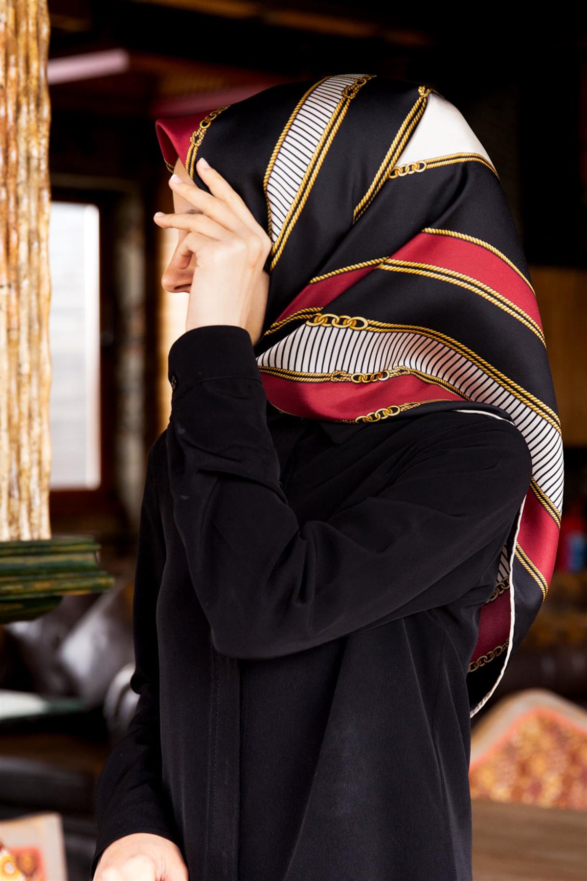 %100 Twill İpek Zincir Detaylı Geometrik Desenli Bordo - Siyah Renkli 90x90 Eşarp Dikim Şekli : El Dikişi