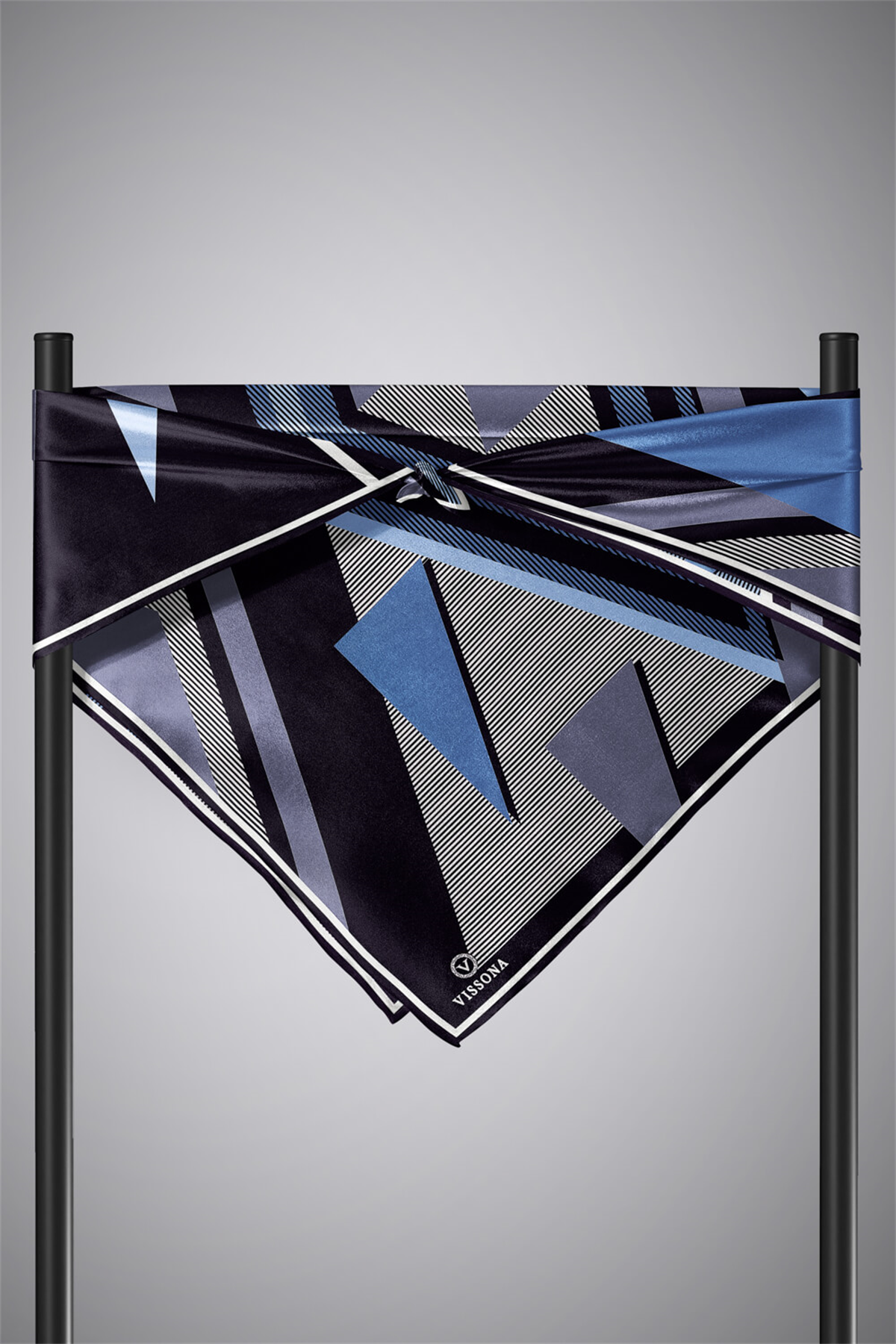 % 57 İPEK % 43 VİSKON Twill İpek Geometrik Desenli İndigo - Siyah Renkli 90x90 Eşarp Dikim Şekli : El Dikişi