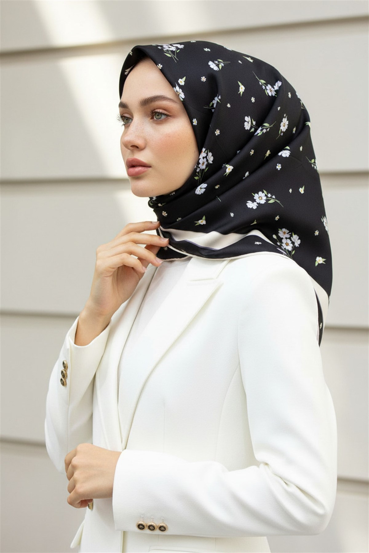 % 57 İPEK % 43 VİSKON Twill İpek Çıtır Çiçek Desenli Siyah - Gri Renkli 90x90 Eşarp Dikim Şekli : El Dikişi