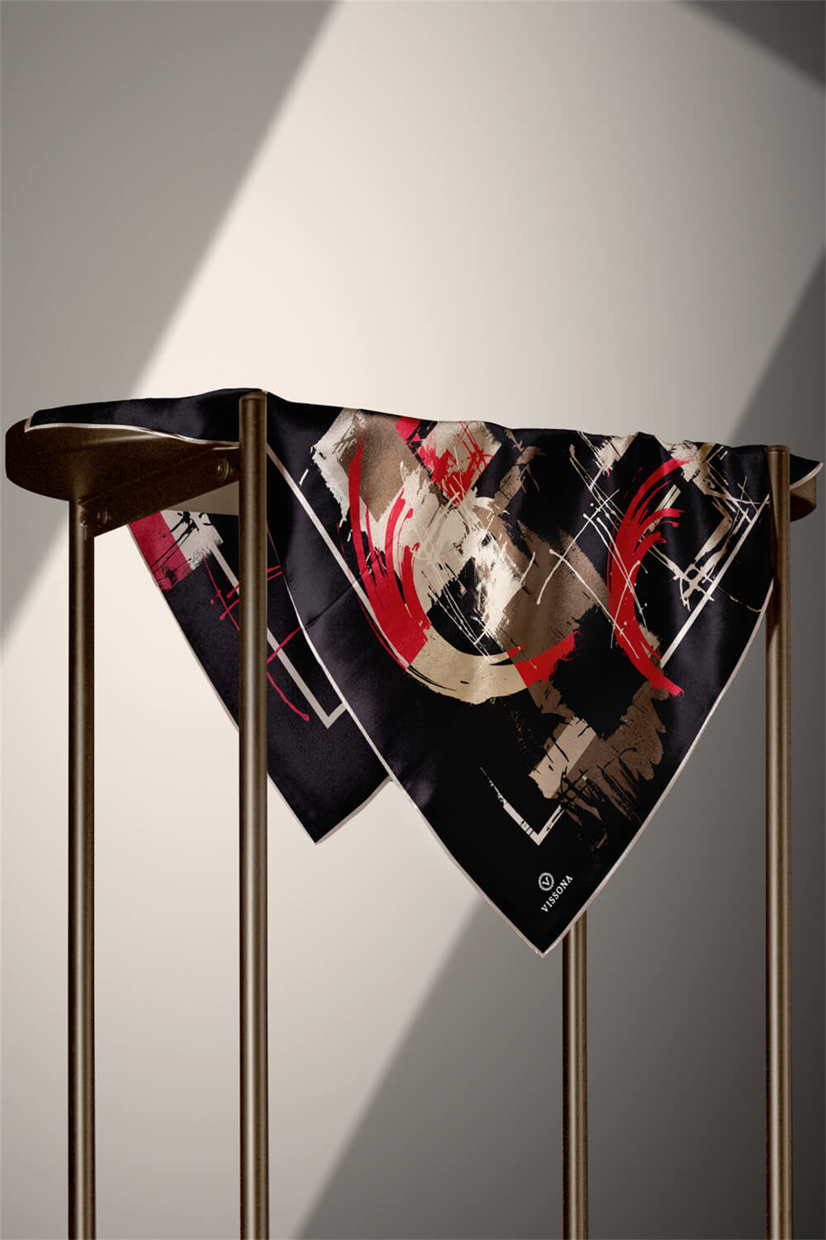 % 57 İPEK % 43 VİSKON Twill İpek Geometrik Desenli Siyah - Kırmızı Renkli 90x90 Eşarp Dikim Şekli : El Dikişi