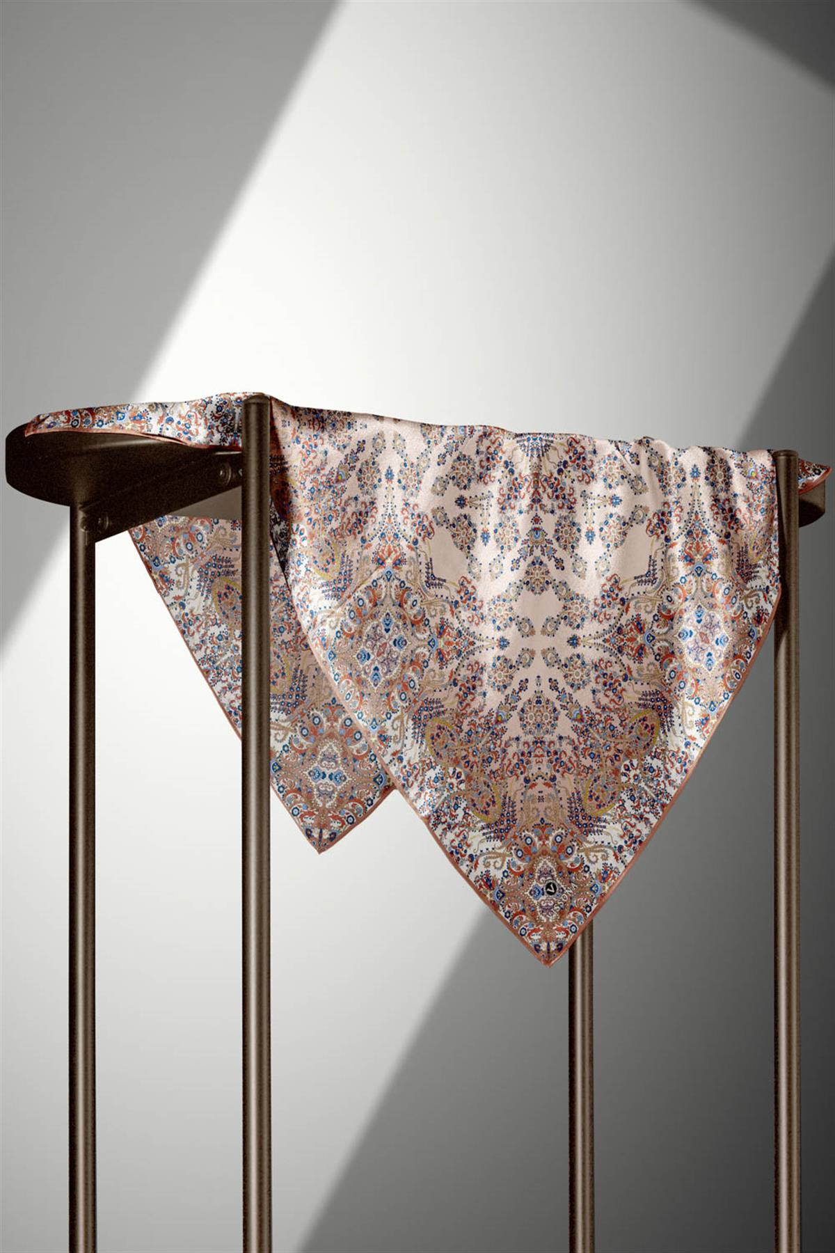 %100 Twill İpek Şal Desenli Bakır Renkli 90x90 Eşarp Dikim Şekli : El Dikişi