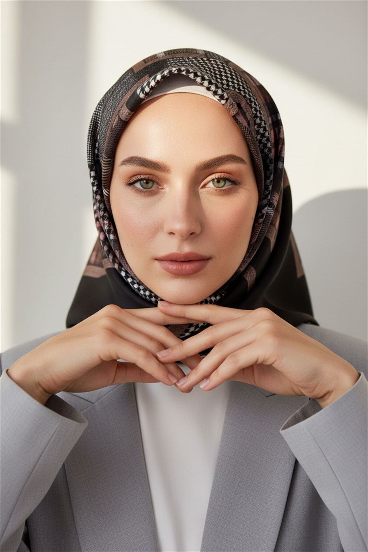 %100 Twill İpek Kazakayaklı Ve Ekose Desenli Siyah - Pudra Renkli 90x90 Eşarp Dikim Şekli : El Dikişi