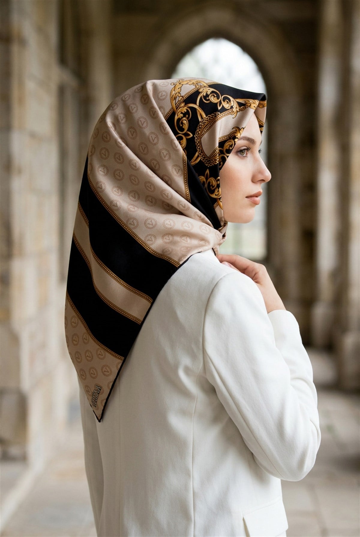 %100 Twill İpek Monogramlı Ve Barok Desenli Siyah - Krem Renkli 90x90 Eşarp Dikim Şekli : El Dikişi