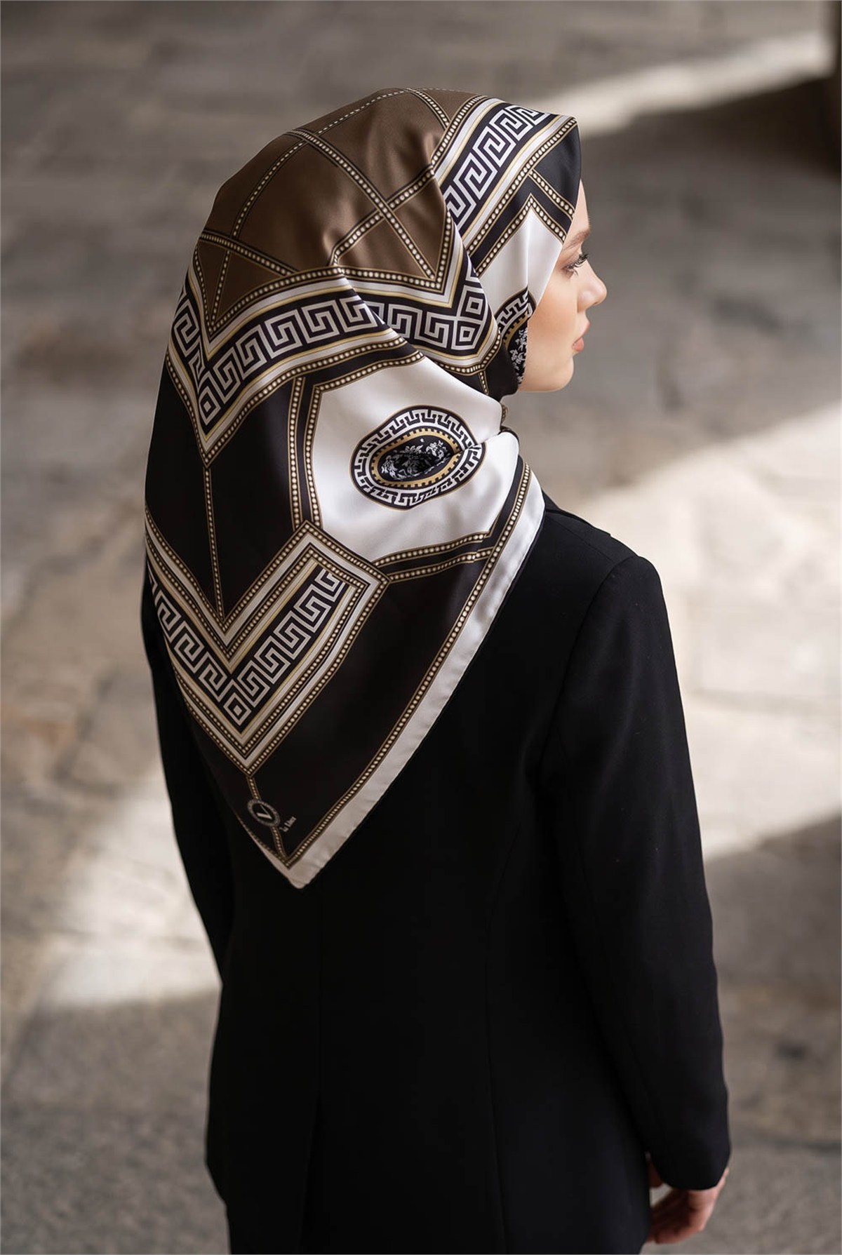 Twill Barok Desenli Vizon Renkli 90x90 Eşarp (İpek İçermez) Kenar Dikiş Şekli El Dikişli