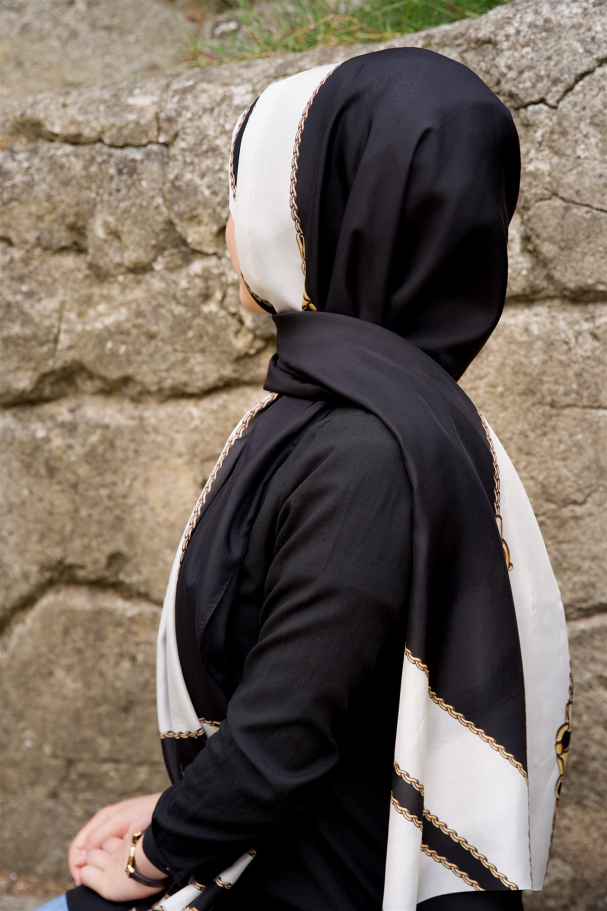 %100 İpek Geometrik Desenli Siyah - Krem Renkli 92x210 Şal