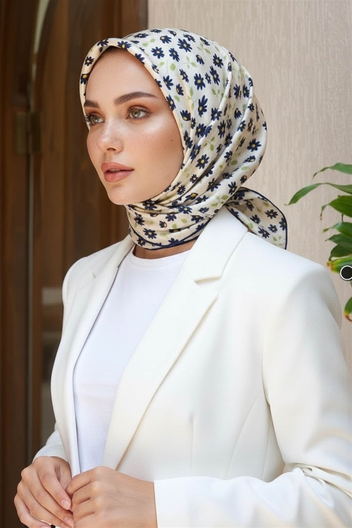 %100 Twill İpek Papatya Desenli Krem - Lacivert Renkli 90x90 Eşarp Dikim Şekli : El Dikişi