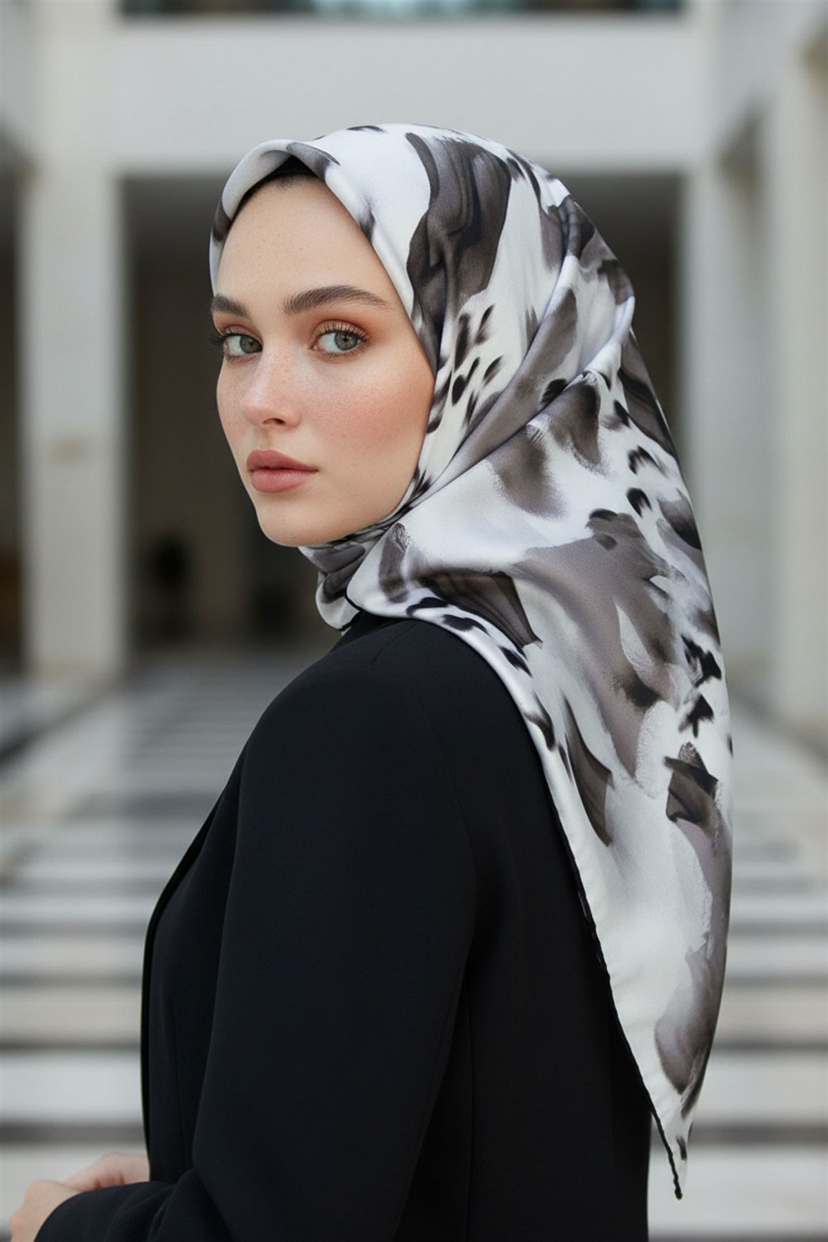 %100 Twill İpek Batik Desenli Siyah - Beyaz Renkli 90x90 Eşarp Dikim Şekli : El Dikişi