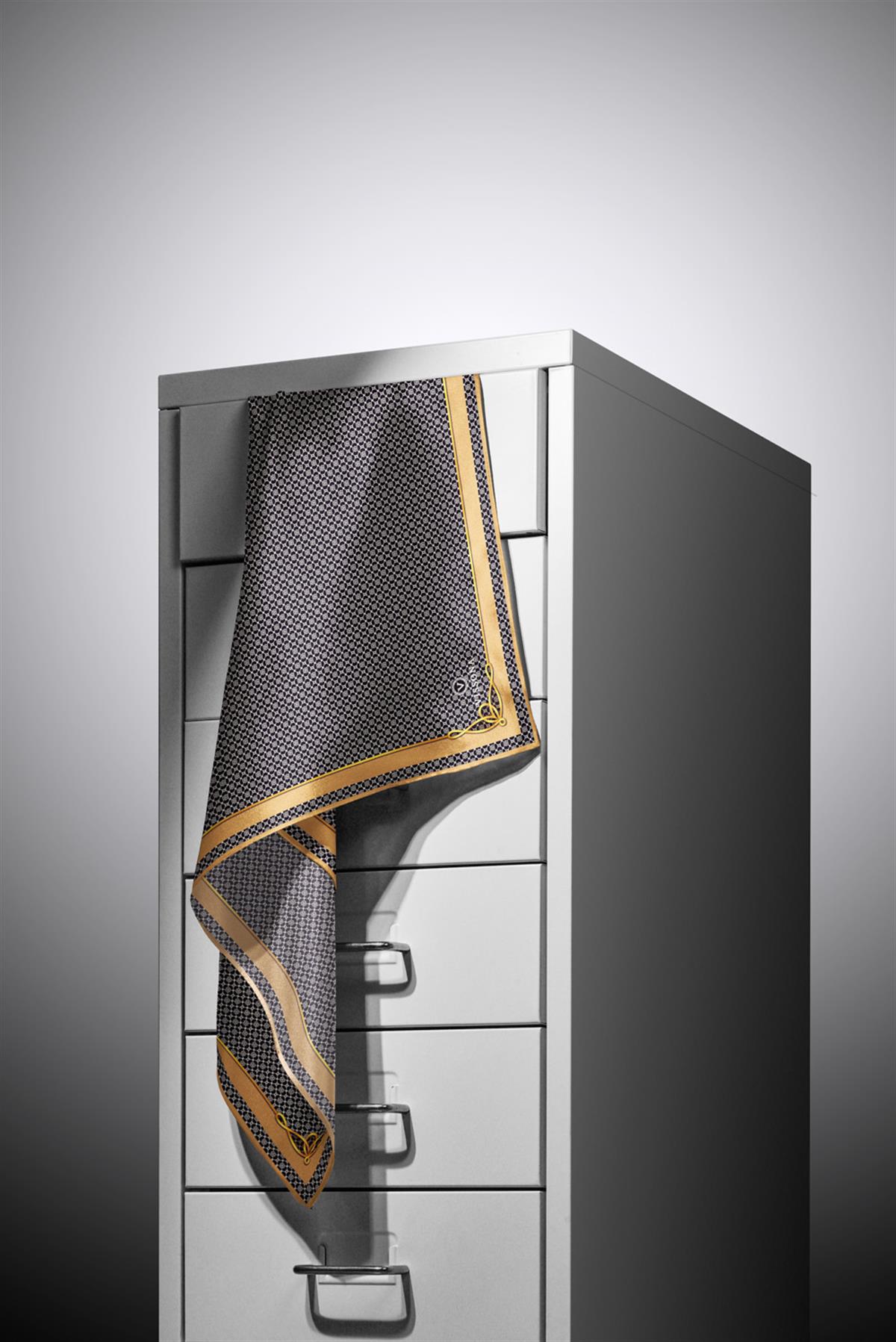 %100 Twill İpek Minik Motif Desenli Siyah - Gold Renkli 90x90 Eşarp Dikim Şekli : El Dikişi