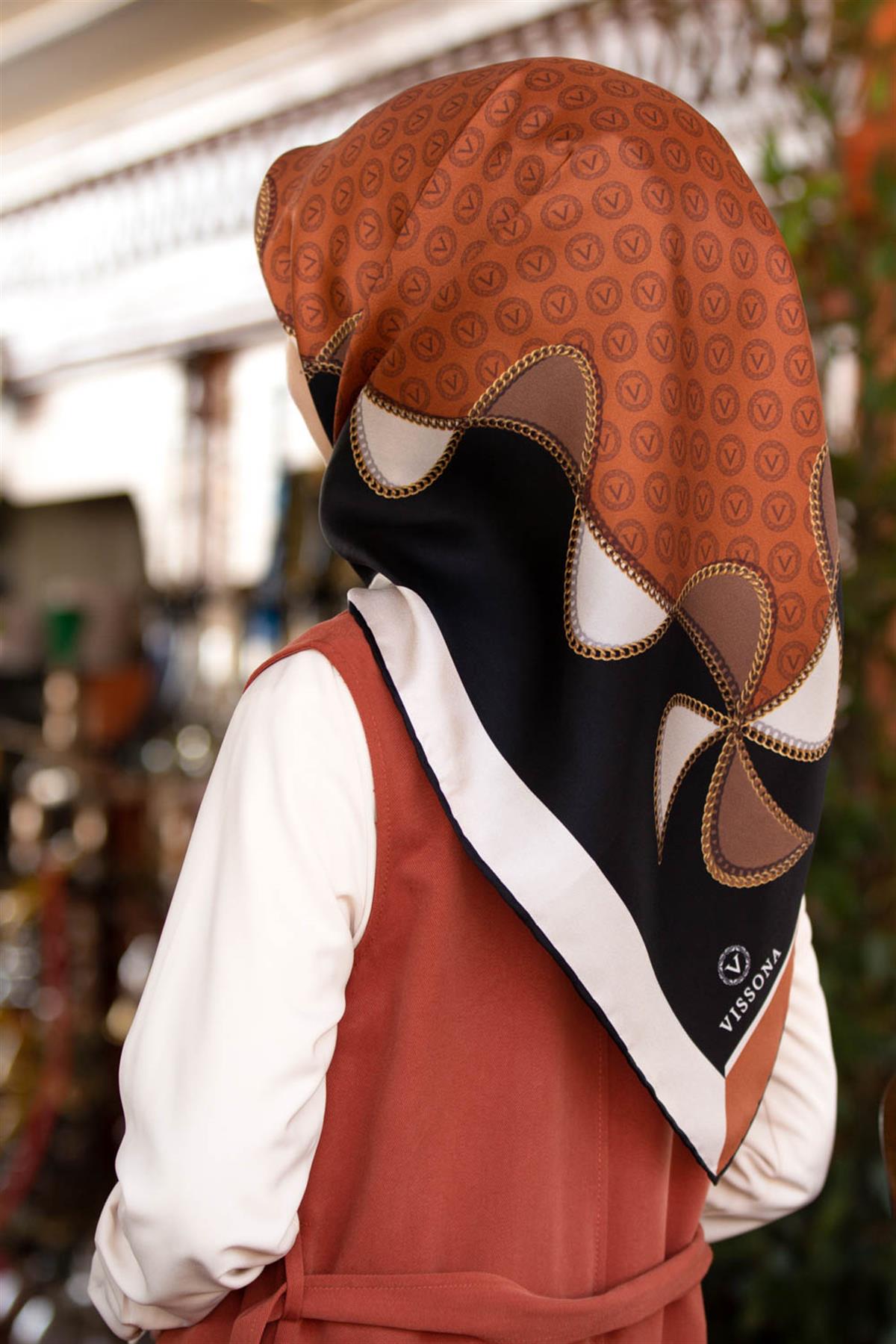 %100 Twill İpek Zincirli Ve Monogram Desenli Taba - Siyah Renkli 90x90 Eşarp Dikim Şekli : El Dikişi