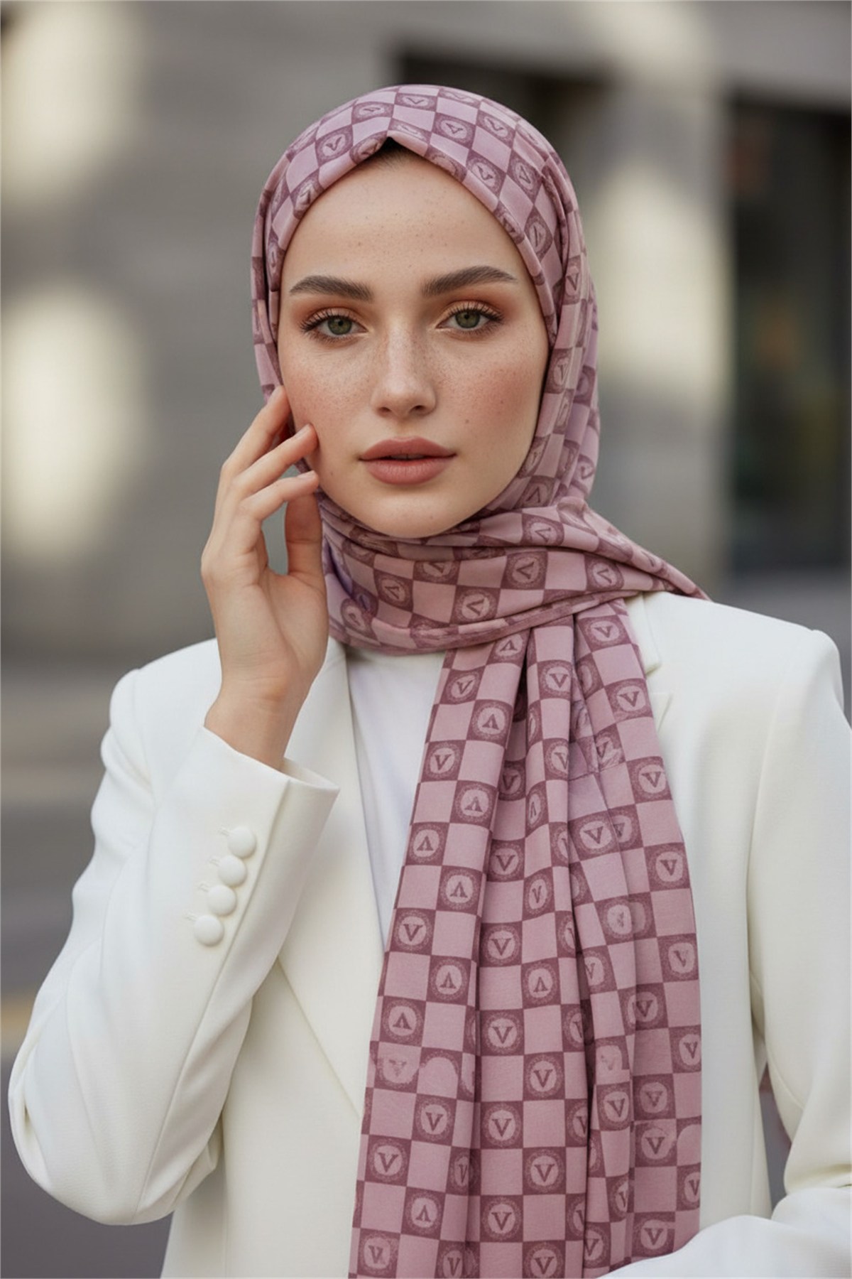 KREP MONOGRAM DESENLİ SÜTLÜKAHVE RENKLİ 75X195 KIRIŞMAZ ŞAL