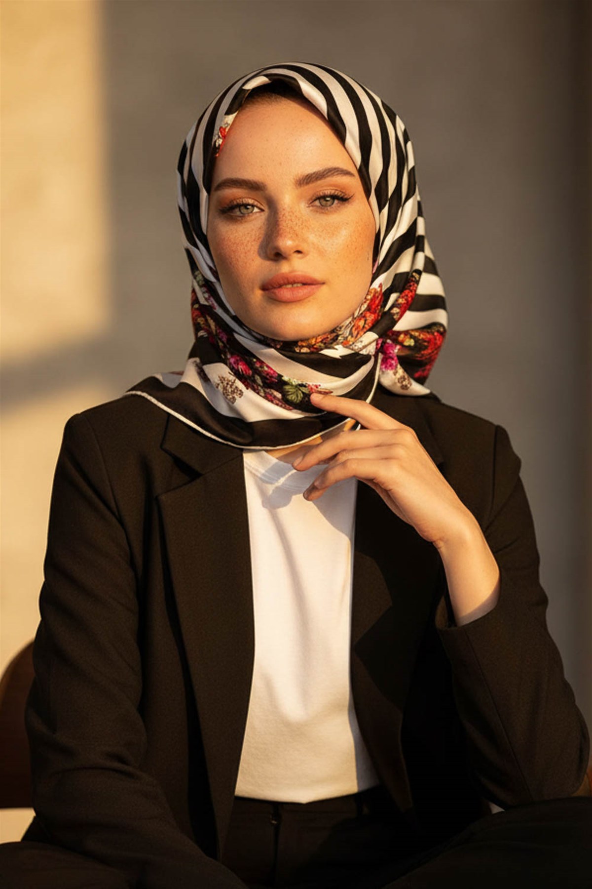 %100 Twill İpek Çıtır Çiçekli Ve Çizgi Desenli Siyah - Fuşya Renkli 90x90 Eşarp Dikim Şekli : El Dikişi