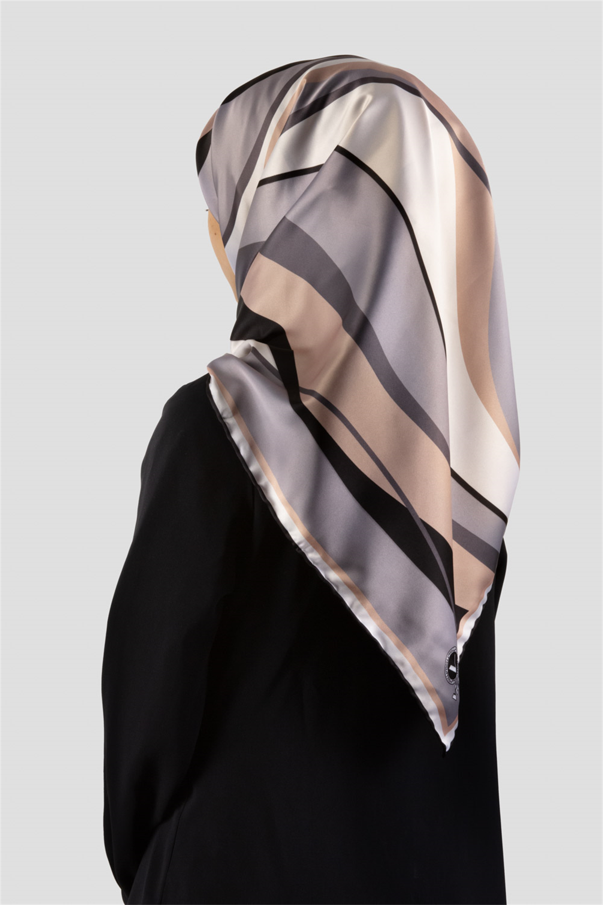 Rayon Modern Dalgalı Çizgi Desenli Gri Renkli 90x90 Dikim Şekli : El Dikişi Eşarp (İpek İçermez)