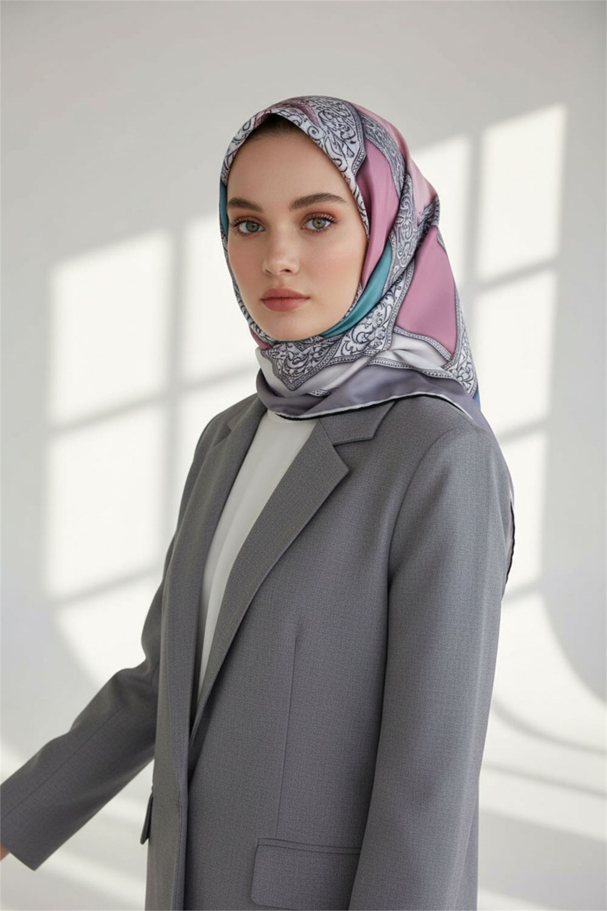 Kristal Geometrik Desenli Gri - Pudra Renkli 90x90 Eşarp (İpek İçermez) Kenar Dikiş Şekli El Dikişli