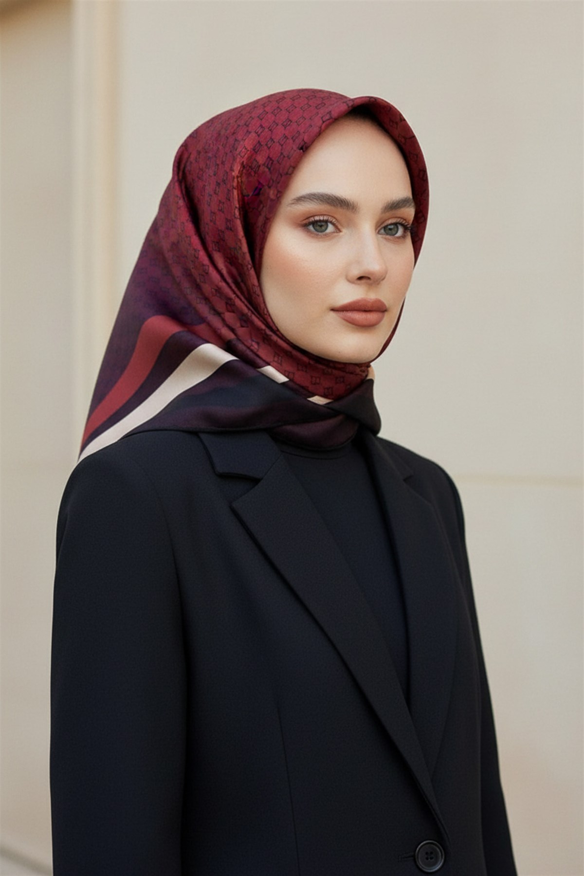% 57 İPEK % 43 VİSKON Twill İpek Degrade Desenli Siyah - Kırmızı Renkli 90x90 Eşarp Dikim Şekli : El Dikişi
