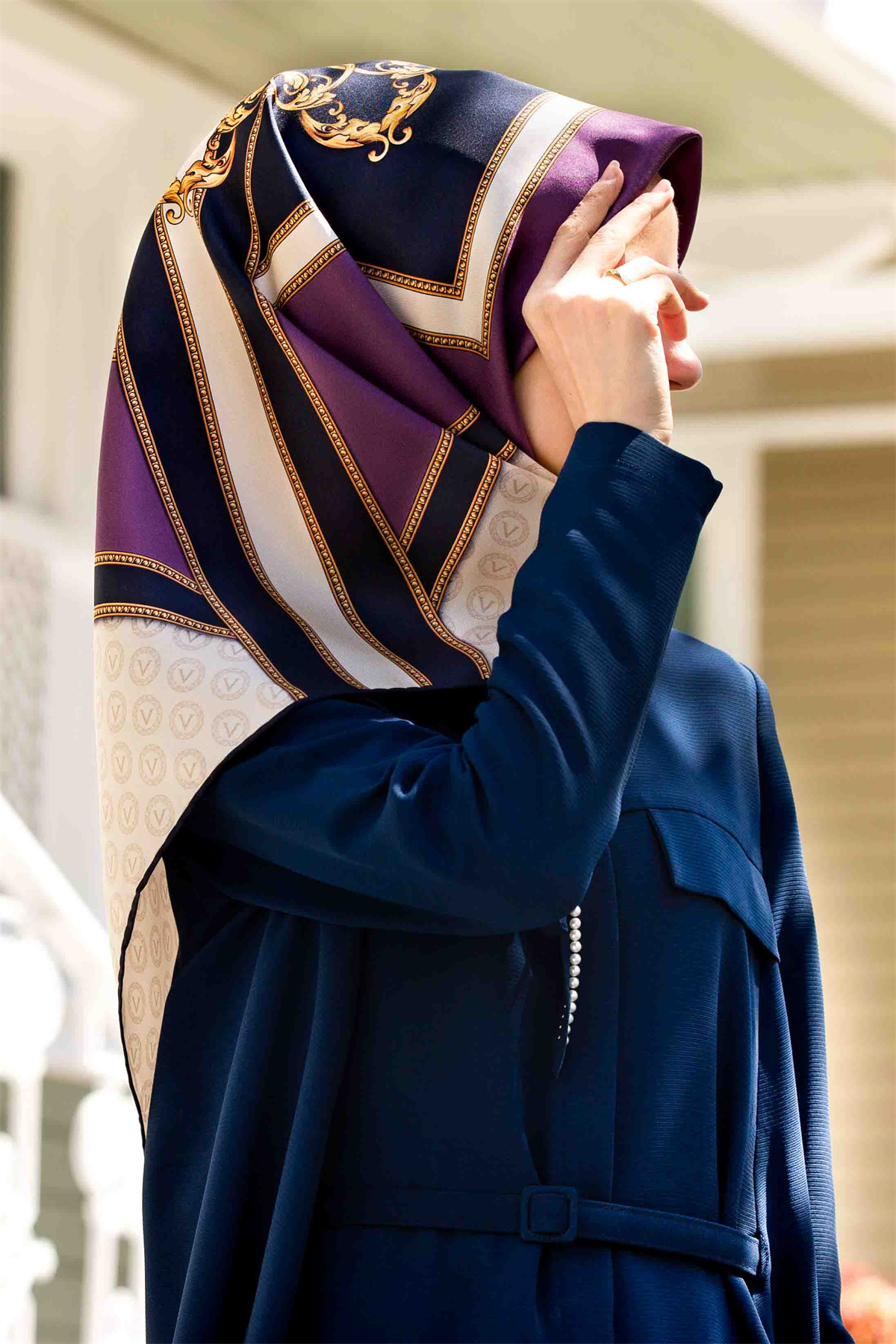 %100 Twill İpek Monogram ve Barok Desenli Lila - Lacivert Renkli 90x90 Eşarp Dikim Şekli : El Dikişi