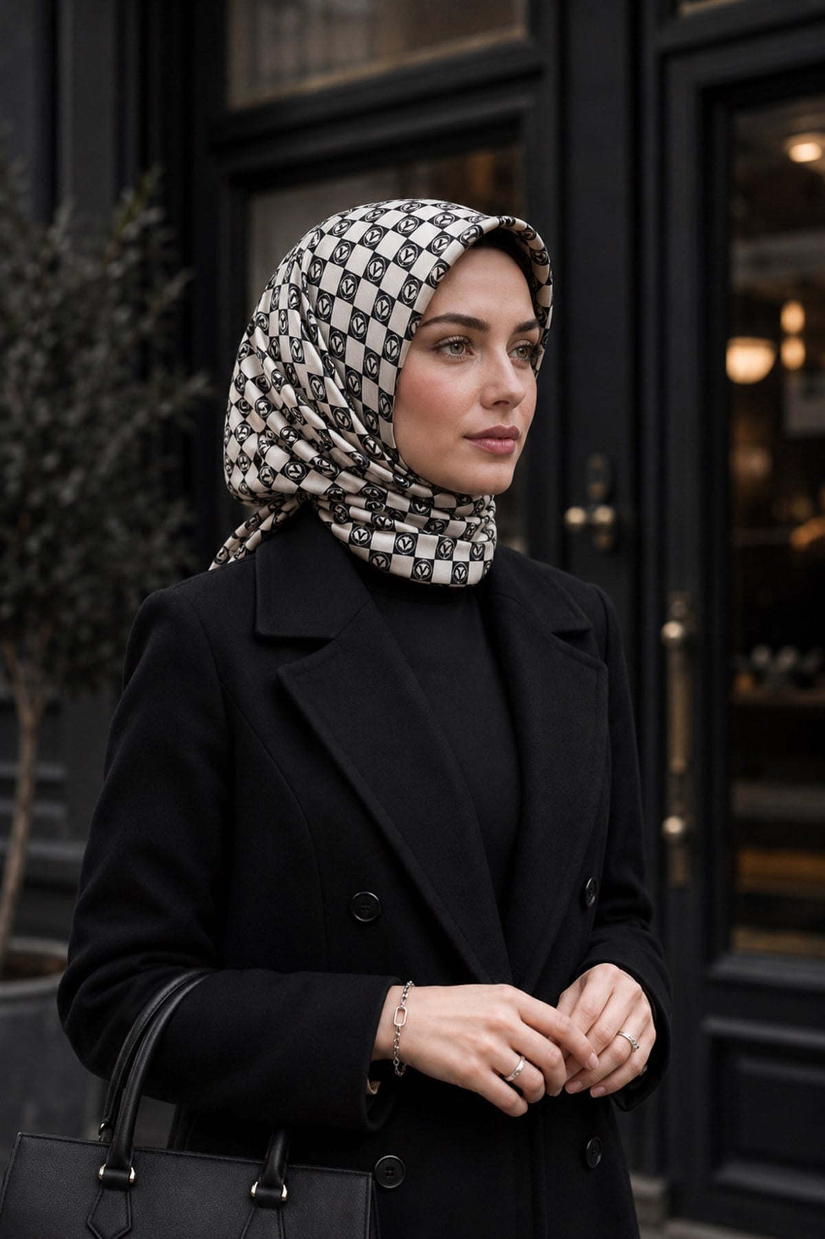 % 57 İPEK % 43 VİSKON Twill İpek Monogram Desenli Siyah - Krem Renkli 90x90 Eşarp Dikim Şekli : El Dikişi