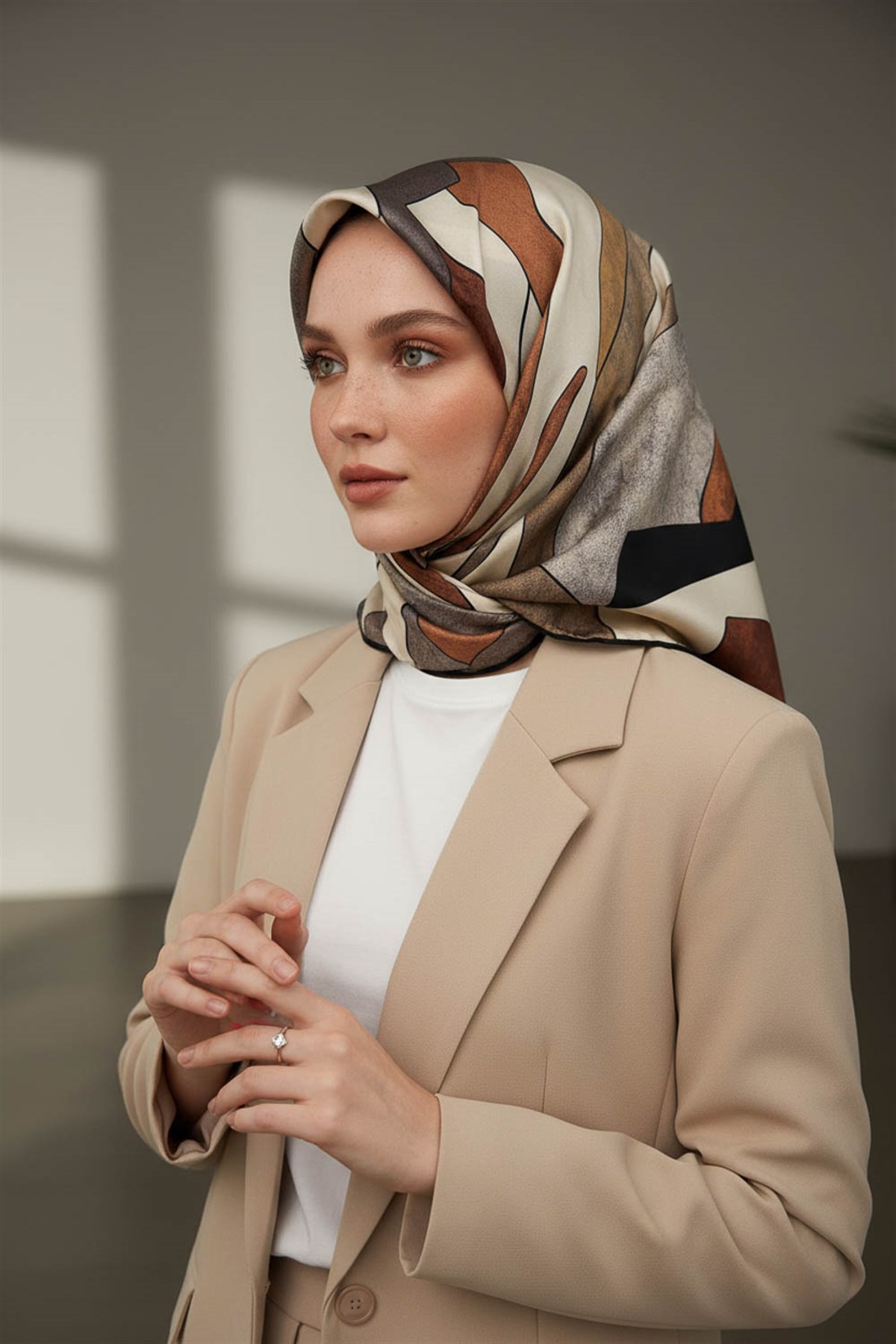 %100 Twill İpek Geometrik Desenli Bej - Taba Renkli 90x90 Eşarp Dikim Şekli : El Dikişi
