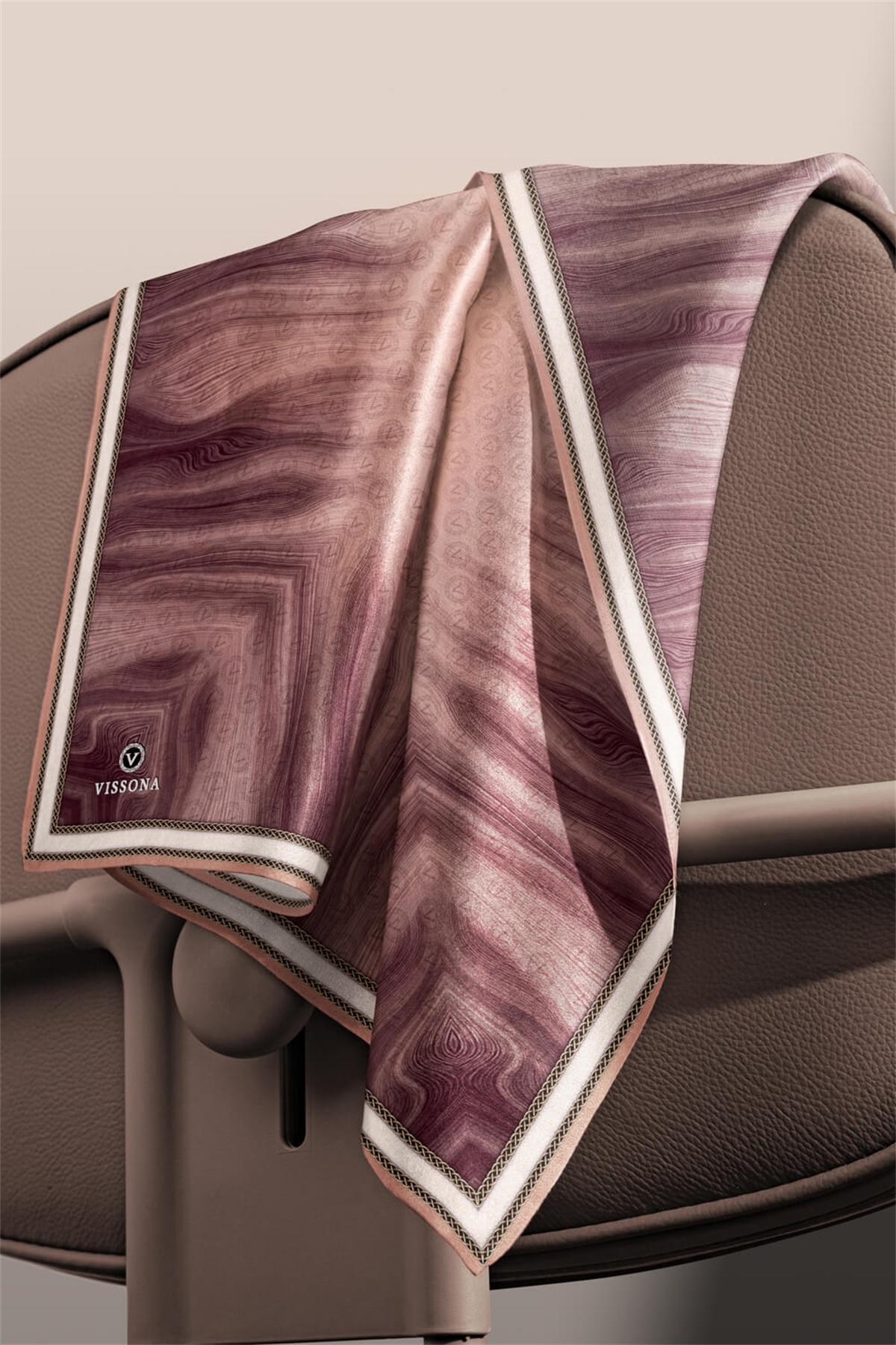 100% Twill İpek Monogram Desenli Somon Renkli 90x90 Dikim Şekli : El Dikişi Eşarp
