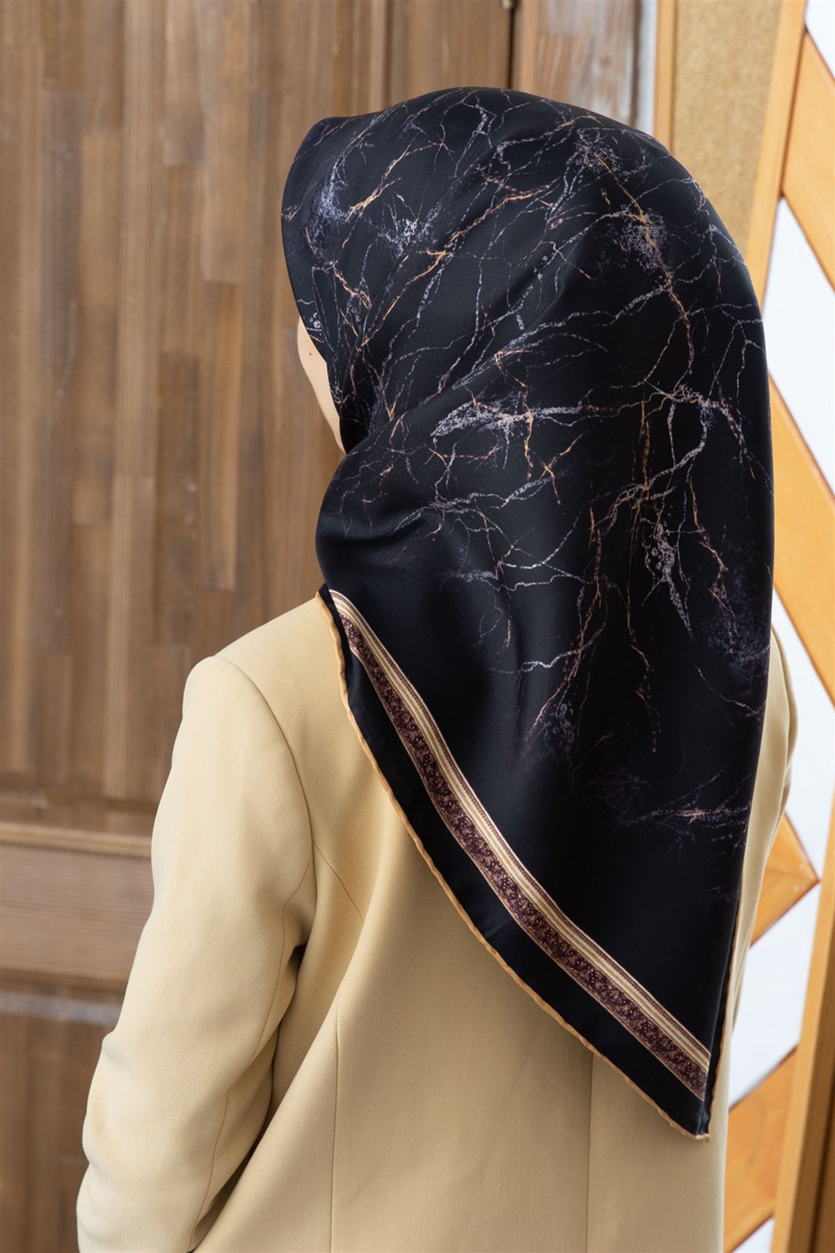 %100 Twill İpek Mermer Desenli Siyah Renkli 90x90 Eşarp Dikim Şekli : El Dikişi
