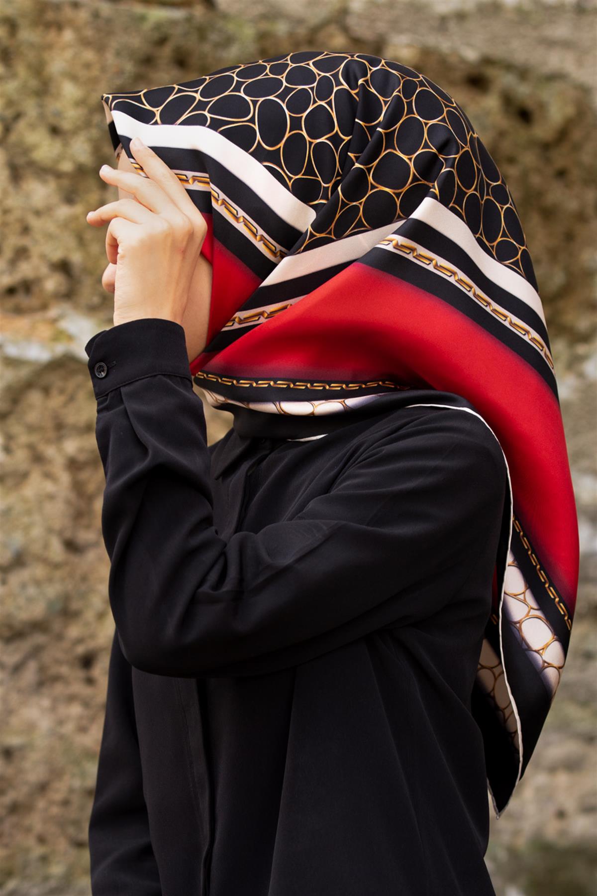 %100 Twill İpek Gold Halka Desenli Kırmızı - Siyah Renkli 90x90 Eşarp Dikim Şekli : El Dikişi