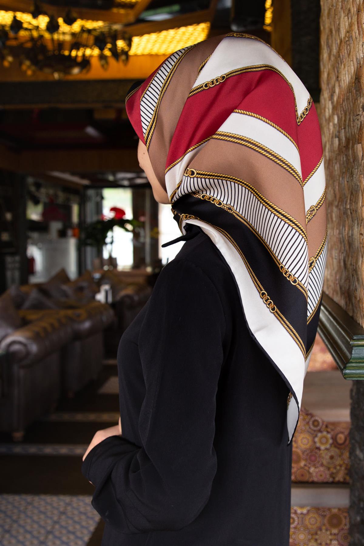 %100 Twill İpek Zincir Detaylı Geometrik Desenli Bordo - Bej Renkli 90x90 Eşarp Dikim Şekli : El Dikişi