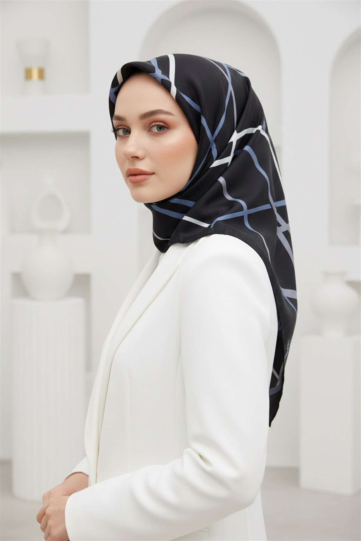 %100 Twill İpek Çizgili Desenli Siyah - İndigo Renkli 90x90 Eşarp Dikim Şekli : El Dikişi