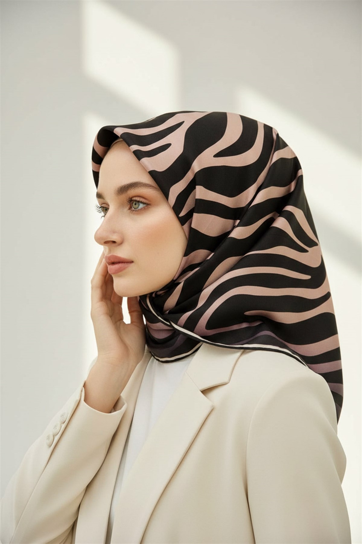 %100 Twill İpek Zebra Desenli Pudra - Siyah Renkli 90x90 Eşarp Dikim Şekli : El Dikişi