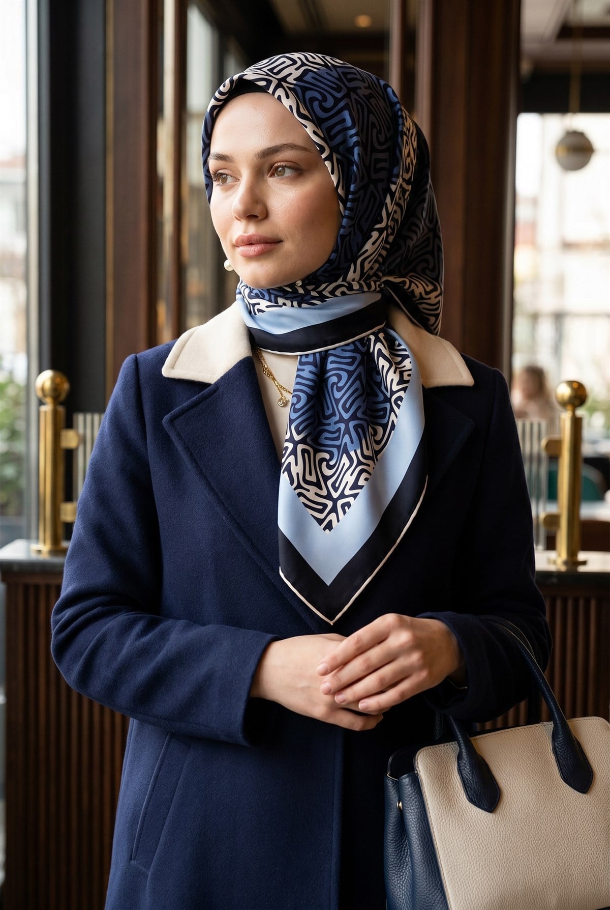 100% Twill İpek Bordürlü Dalga Desenli İndigo - Lacivert Renkli 90x90 Dikim Şekli : El Dikişi Eşarp
