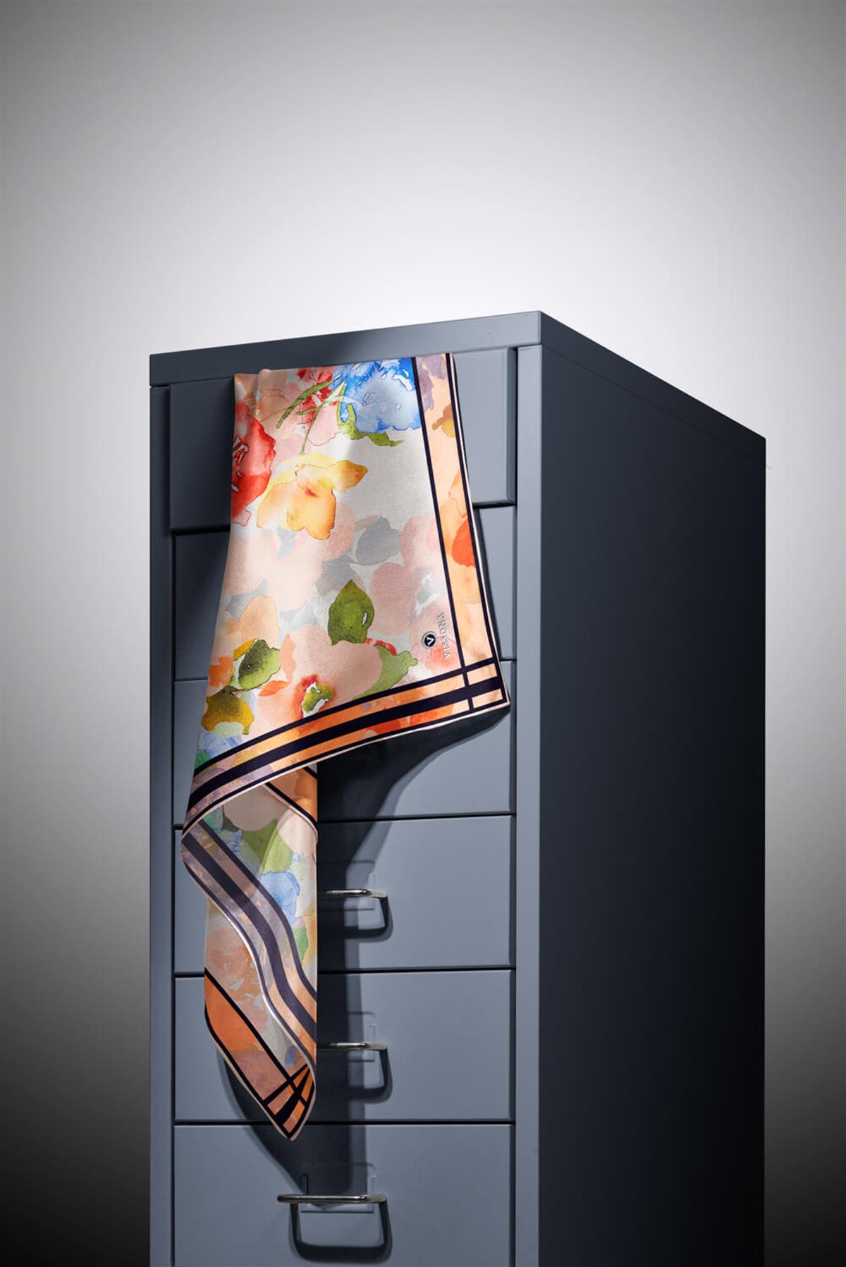 %100 Twill İpek Sulu Boyalı Çiçek Desenli Somon - Kırmızı Renkli 90x90 Eşarp Dikim Şekli : El Dikişi