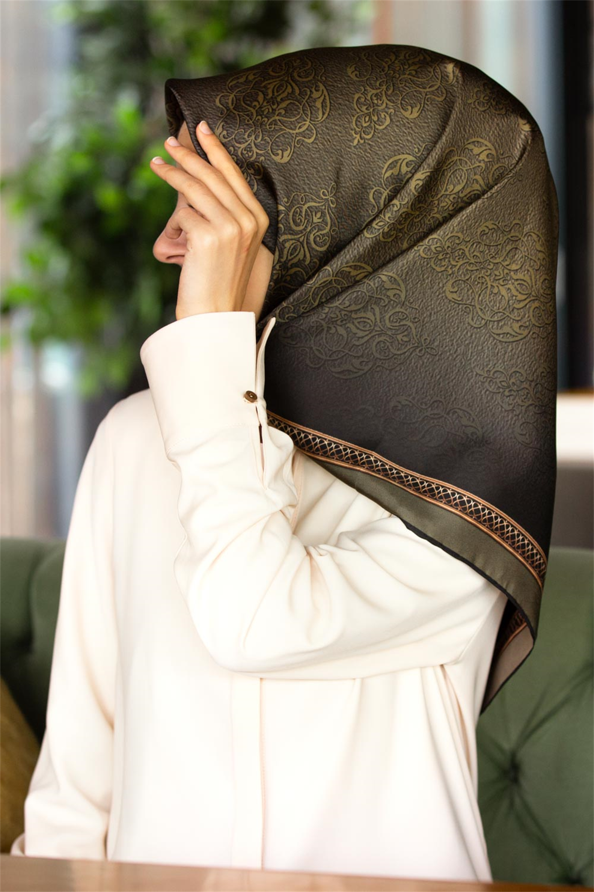 % 57 İPEK % 43 VİSKON Twill Barok Desenli Haki Yeşili Renkli 90x90 Eşarp Dikim Şekli: El Dikişi