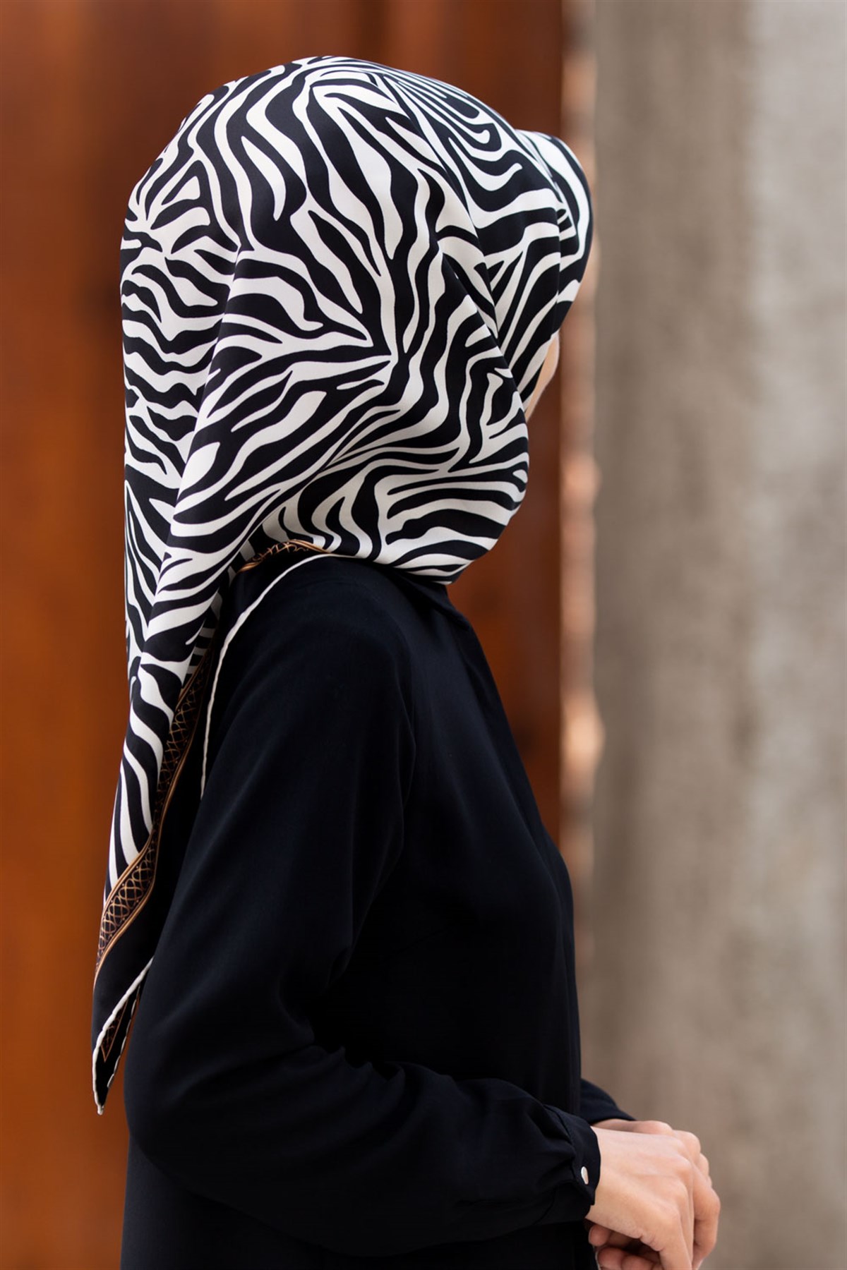 %100 Twill İpek Zebra Desenli Siyah - Krem Renkli 90x90 Eşarp Dikim Şekli : El Dikişi