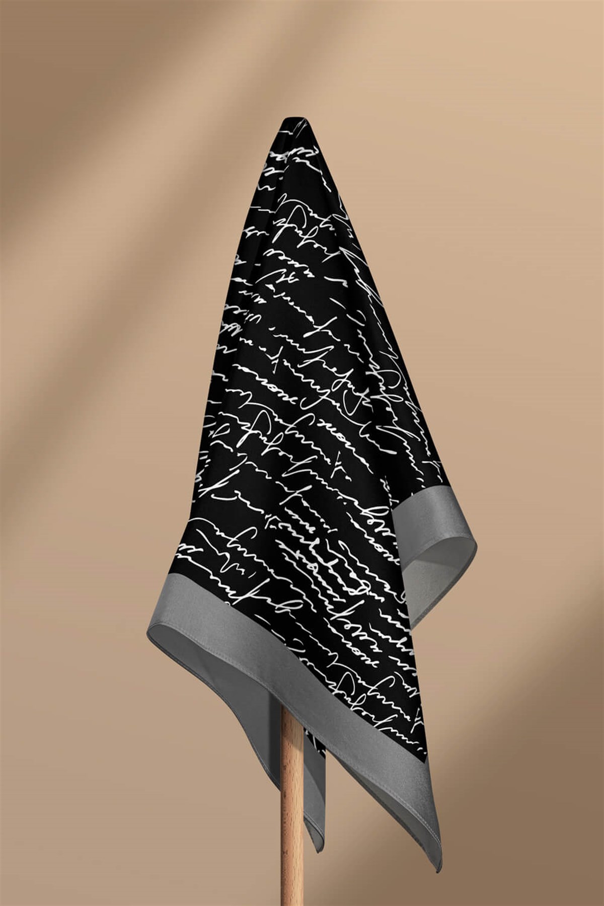 Violla Kadın Siyah Beyaz El yazısı Desenli 50x50 Bandana HYL DG0711-22