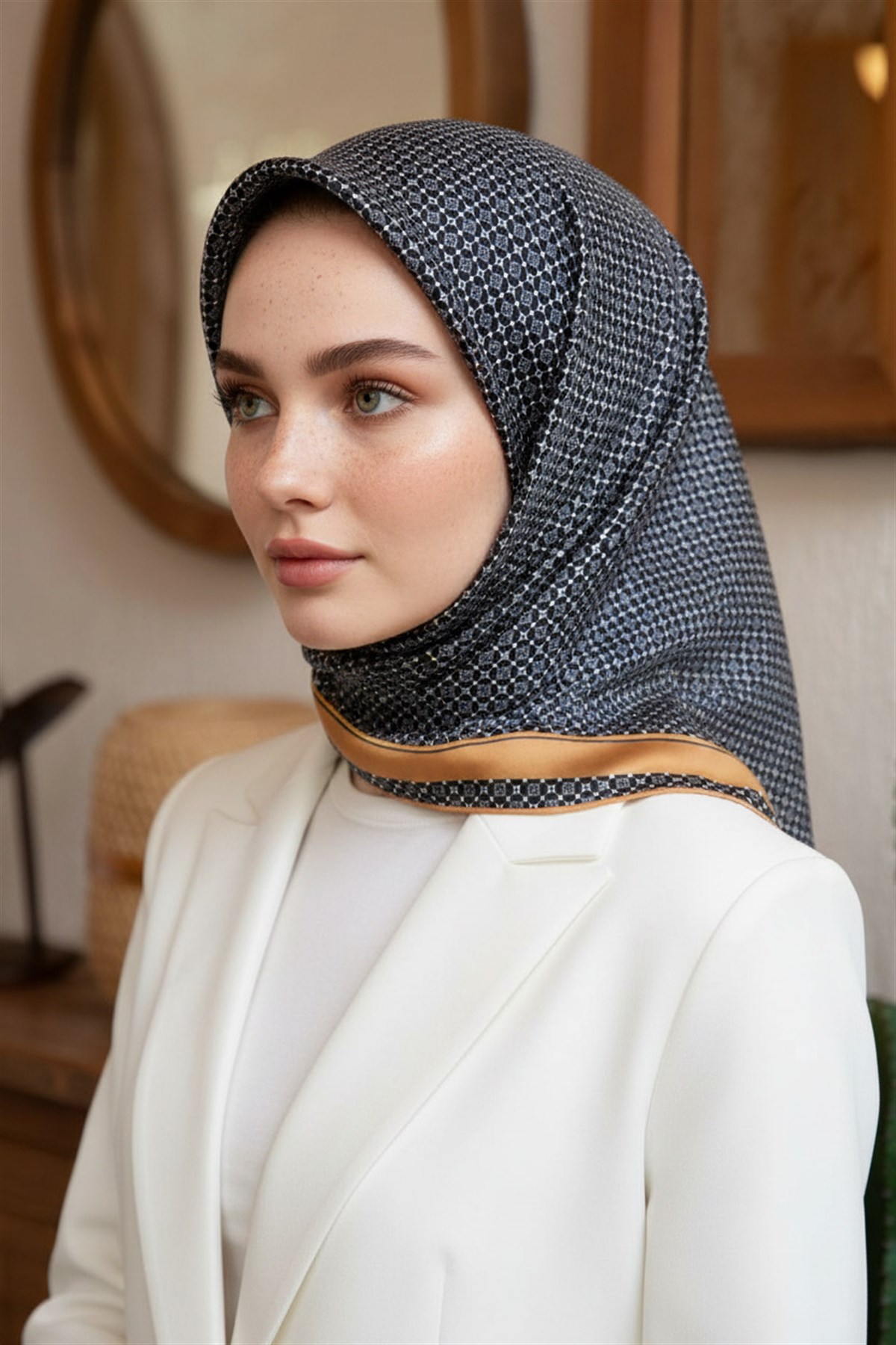 %100 Twill İpek Minik Motif Desenli Siyah - Gold Renkli 90x90 Eşarp Dikim Şekli : El Dikişi