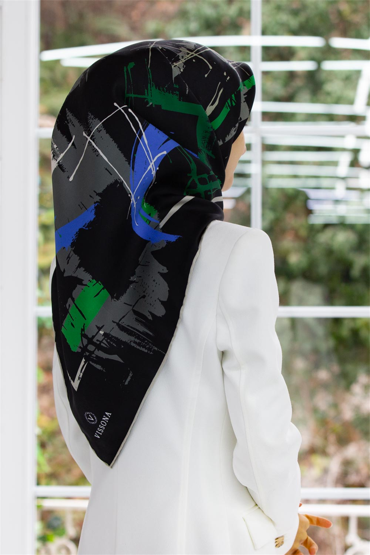 % 57 İPEK % 43 VİSKON Twill İpek Geometrik Desenli Saks - Zümrüt Yeşili Renkli 90x90 Eşarp Dikim Şekli : El Dikişi