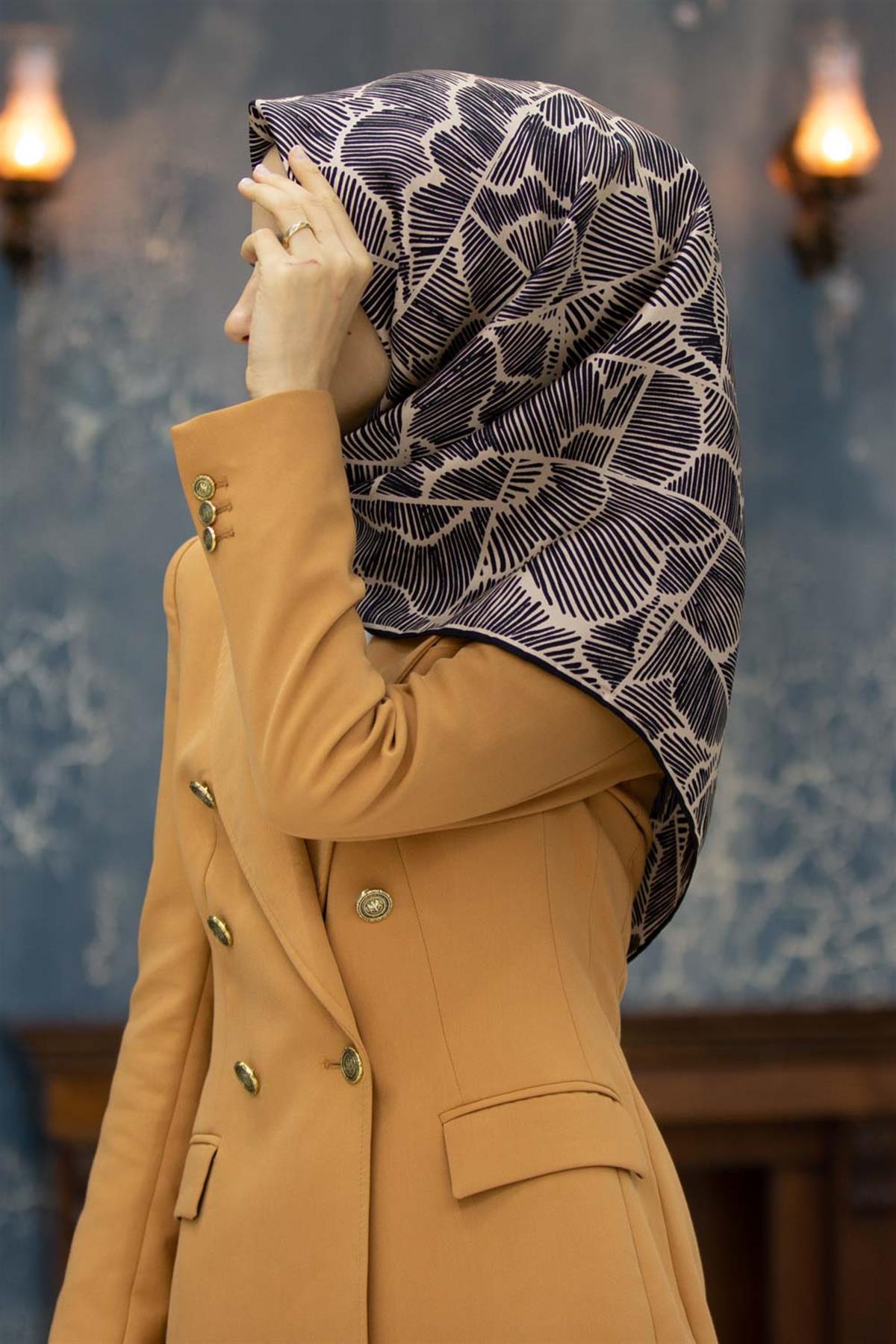 %100 Twill İpek Geometrik Desenli Siyah - Bej Renkli 90x90 Eşarp Dikim Şekli : El Dikişi