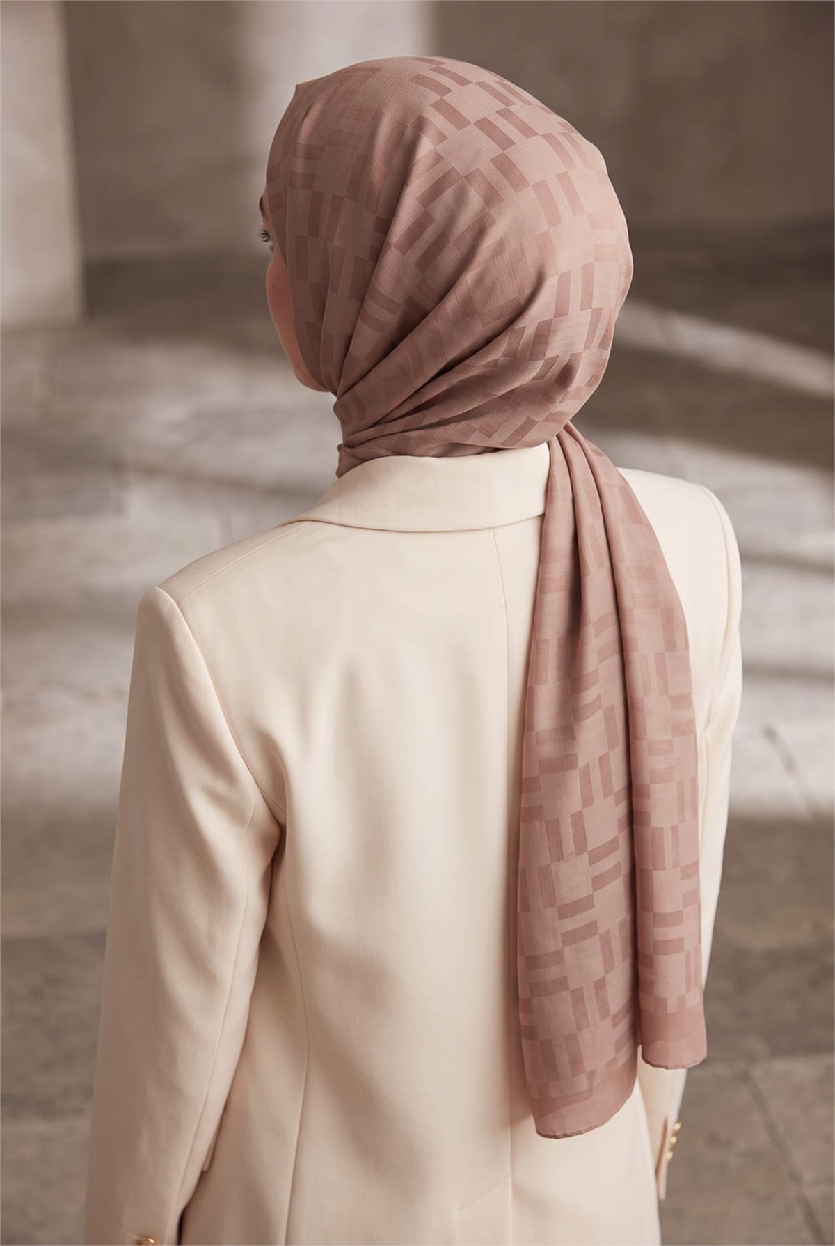 KREP MONOGRAM DESENLİ BAKIR RENKLİ 75X195 KIRIŞMAZ ŞAL