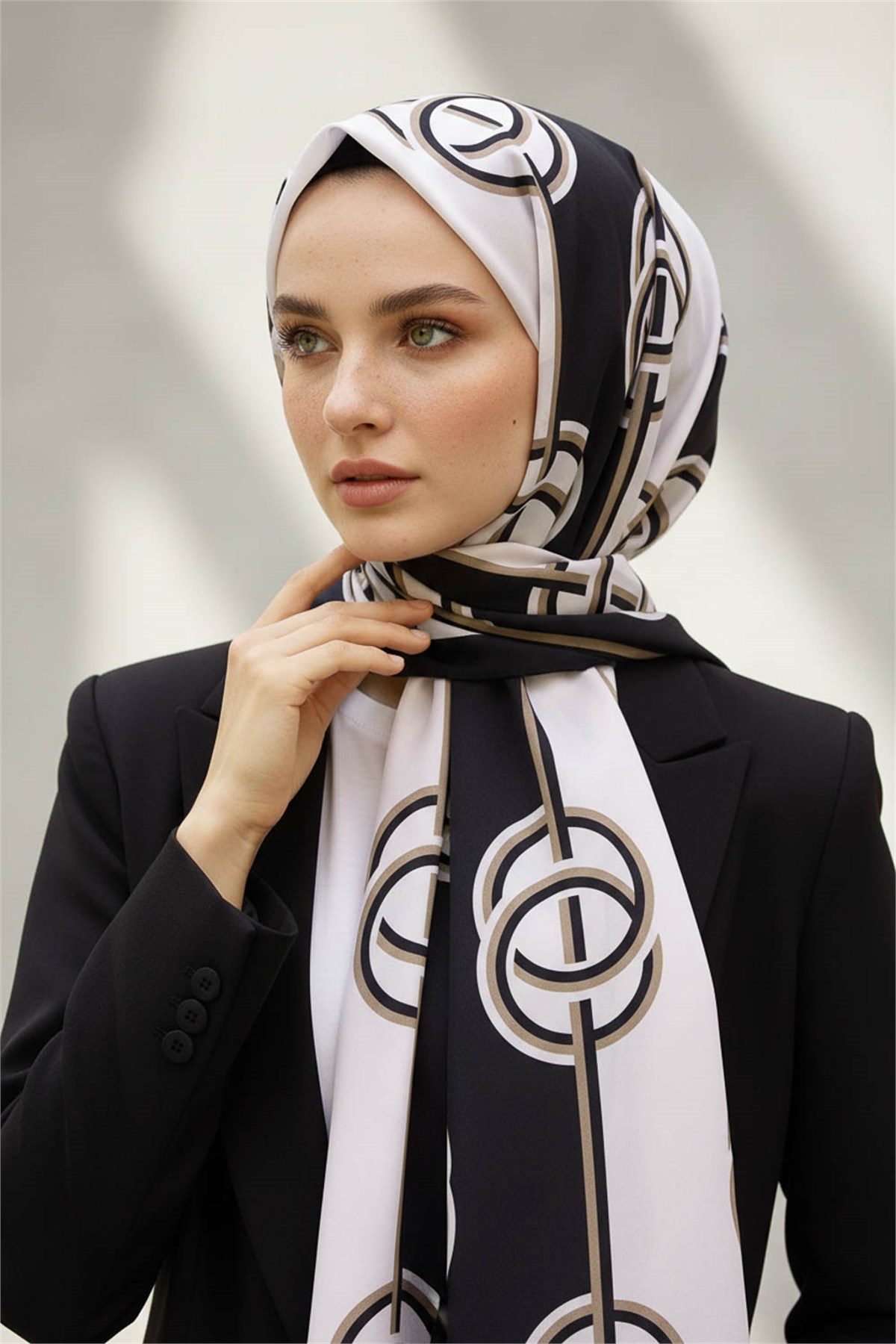 KREP ÇİZGİLİ DESENLİ SİYAH RENKLİ 75X195 KIRIŞMAZ ŞAL