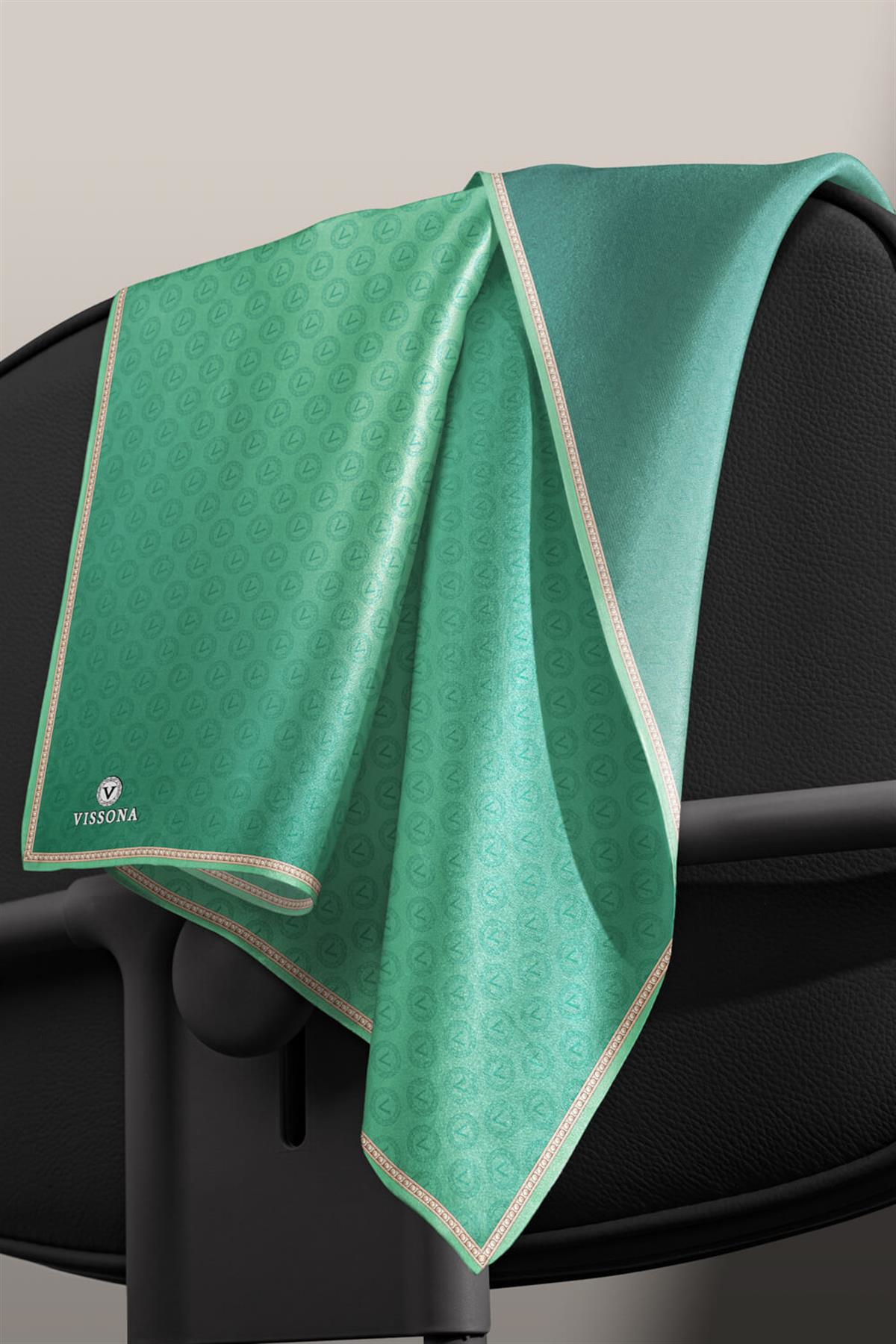 % 57 İPEK % 43 VİSKON Twill İpek Monogram Desenli Zümrüt Yeşili Renkli 90x90 Eşarp Dikim Şekli : El Dikişi