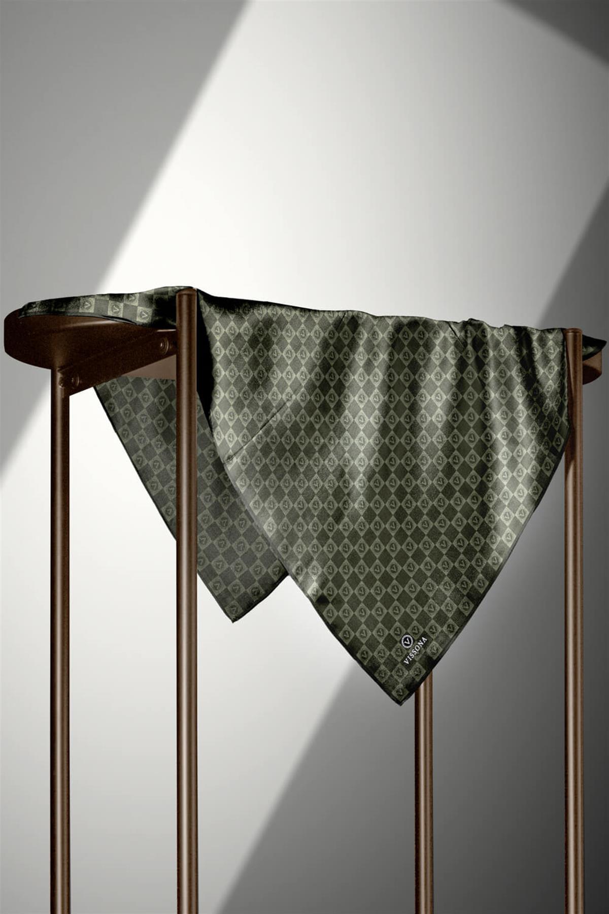 %100 Twill İpek Monogram Desenli Haki Renkli 90x90 Eşarp Dikim Şekli : El Dikişi