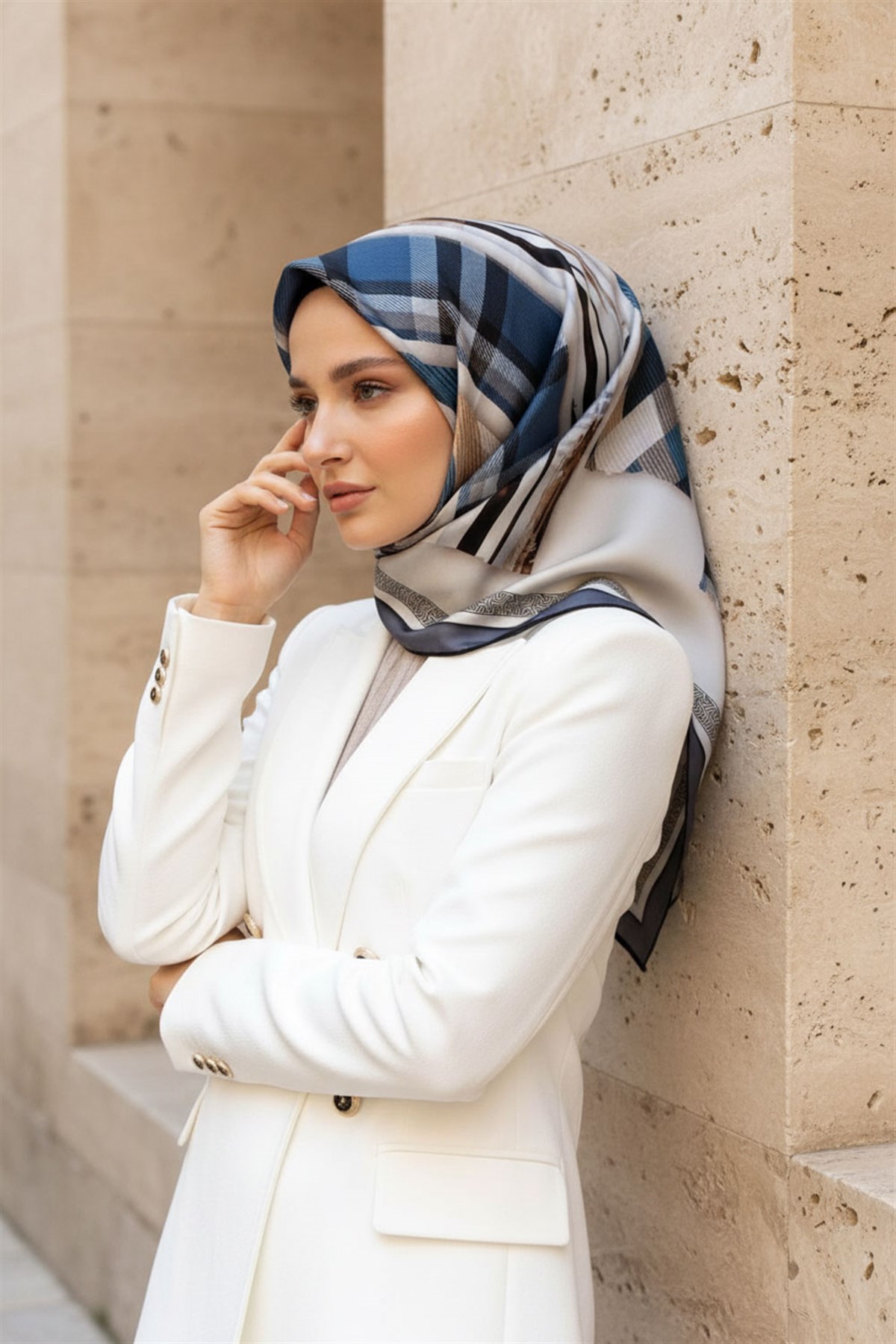 %100 Twill İpek Ekose Desenli İndigo - Krem Renkli 90x90 Eşarp Dikim Şekli : El Dikişi