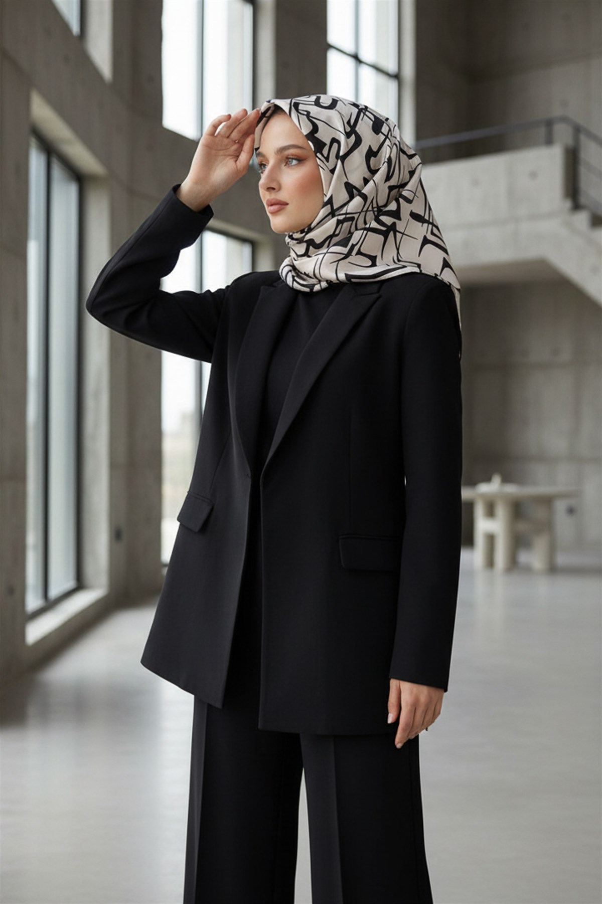 % 57 İPEK % 43 VİSKON Twill İpek Soyut Geometrik Desenli Krem - Siyah Renkli 90x90 Eşarp Dikim Şekli : El Dikişi