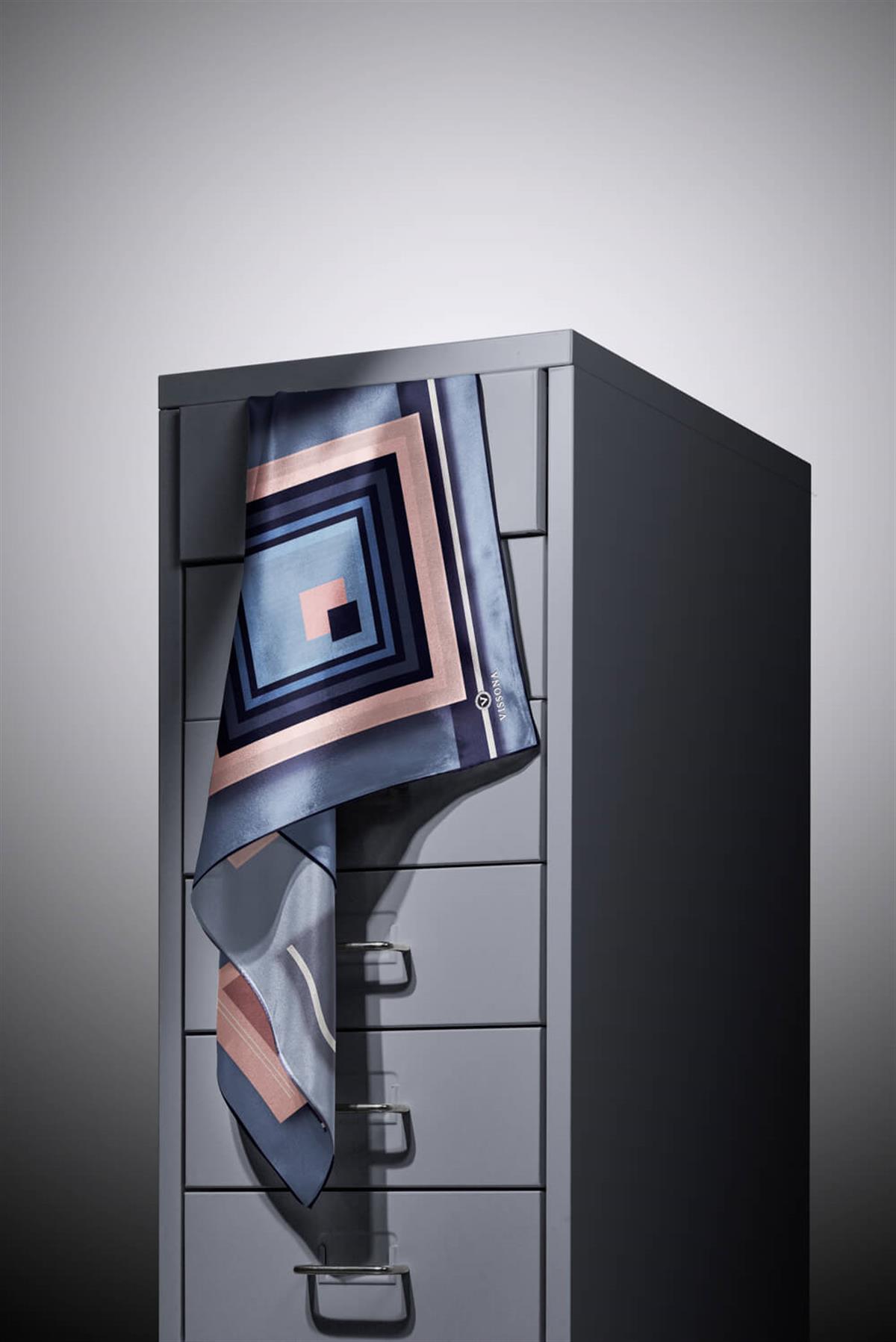 %100 Twill İpek Kare Desenli İndigo - Pudra Renkli 90x90 Eşarp Kenar Dikiş Şekli El Dikişli