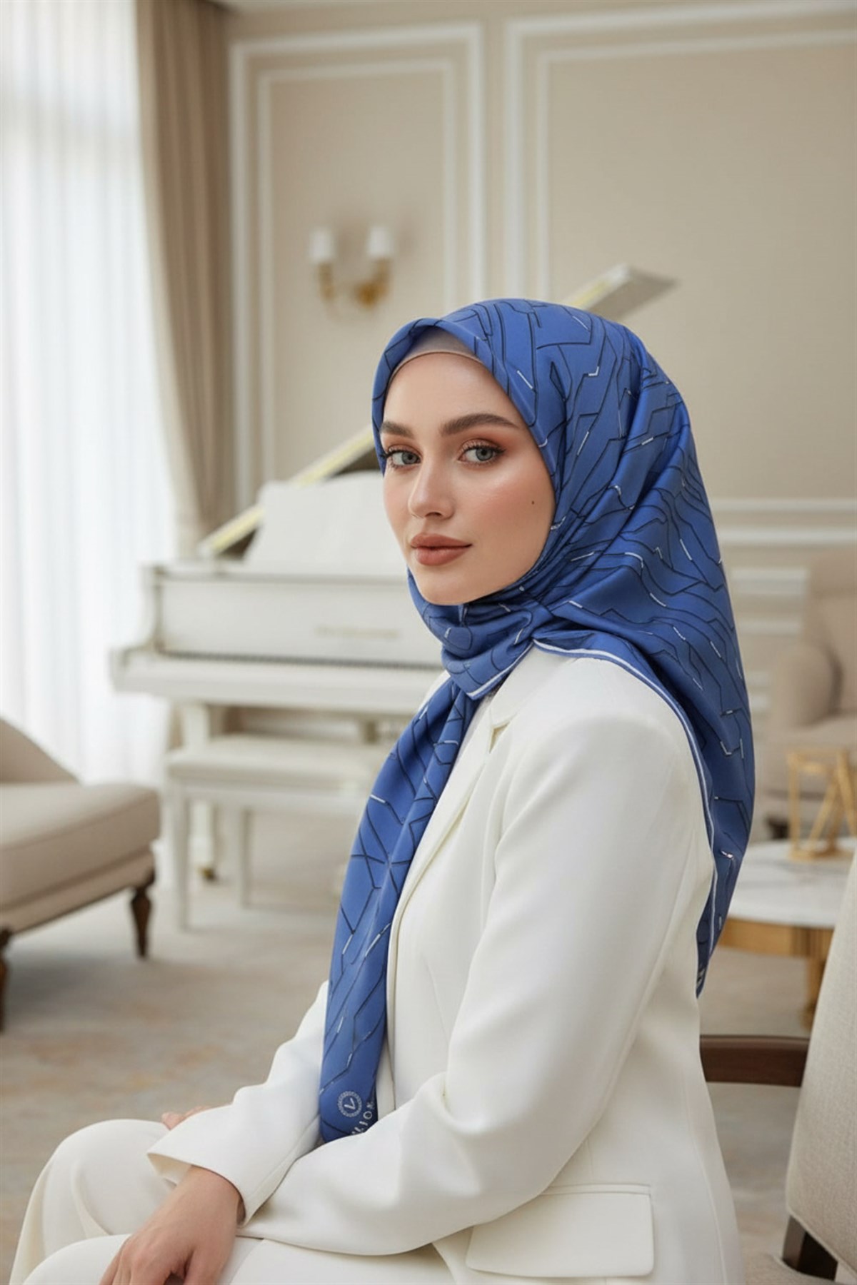 %100 Twill İpek Geometrik Desenli İndigo Renkli 90x90 Eşarp Dikim Şekli : El Dikişi