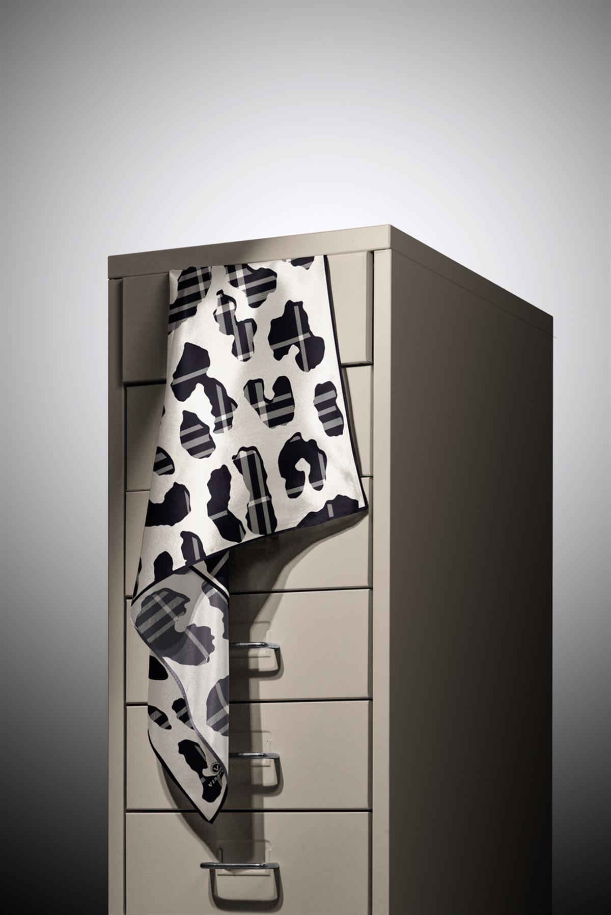 %100 Twill İpek Leopar Desenli Krem - Siyah Renkli 90x90 Eşarp Dikim Şekli : El Dikişi