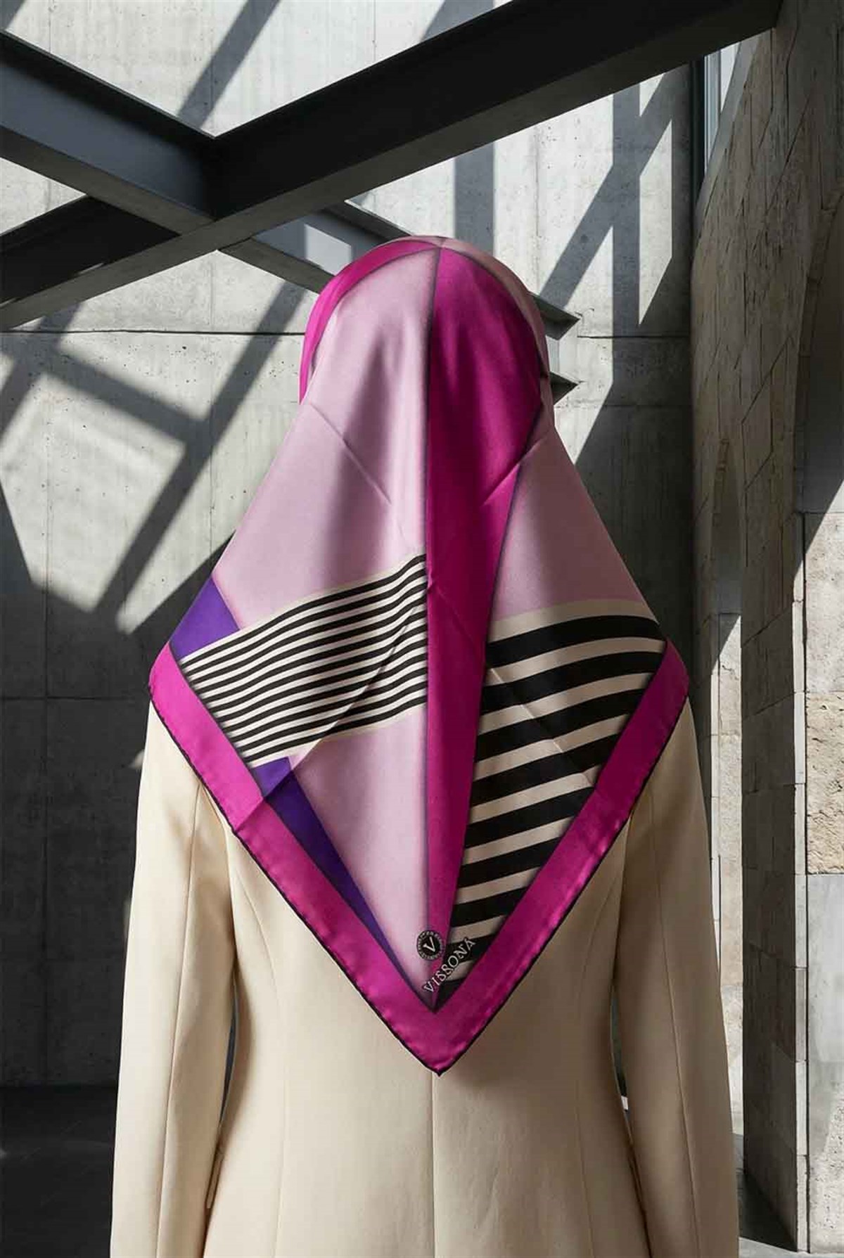 %100 Twill İpek Çizgili ve Geometrik Desenli Fuşya - Mor Renkli 90x90 Eşarp Dikim Şekli : El Dikişi