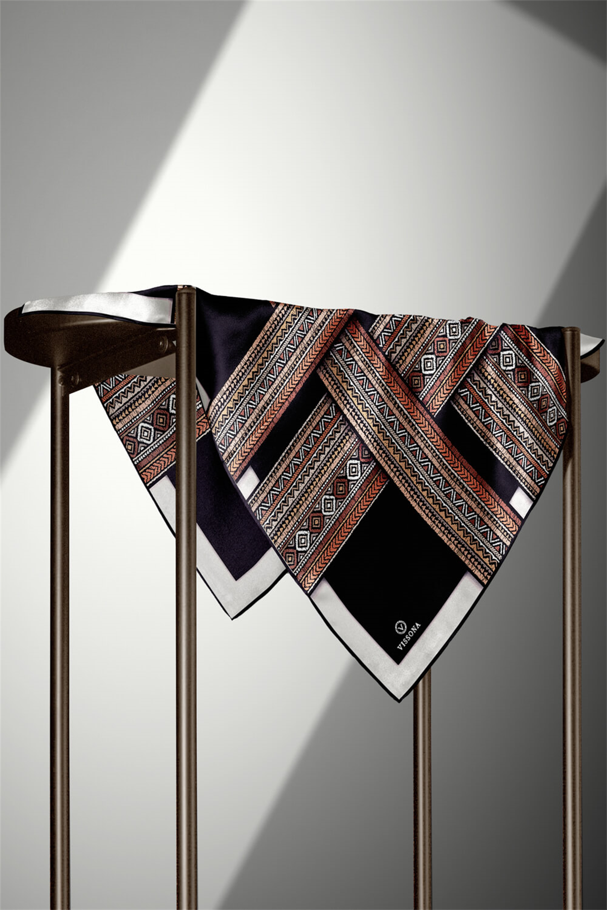 % 57 İPEK % 43 VİSKON Twill İpek Etnik Desenli Siyah - Taba Renkli 90x90 Eşarp Dikim Şekli : El Dikişi