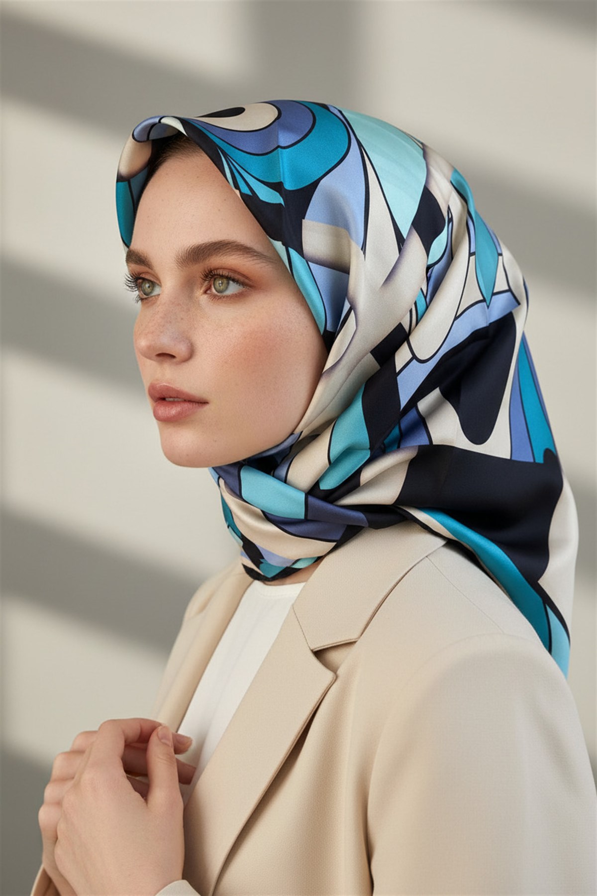 % 57 İPEK % 43 VİSKON Twill İpek Geometrik Desenli Bebe Mavisi - İndigo Renkli 90x90 Dikim Şekli : El Dikişi Eşarp