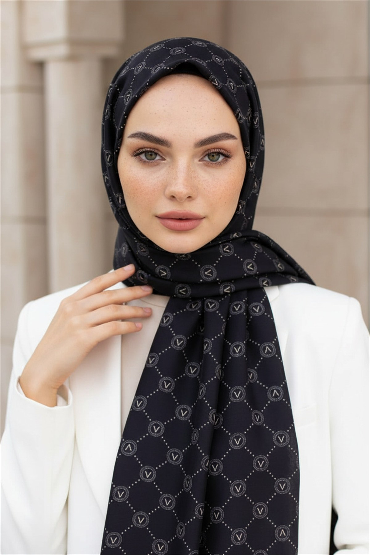 %100 Saf İpek Şal İnce Saten Vual Dokuma V Logo Desenli Siyah - Bej Renkli 90x210 Şal